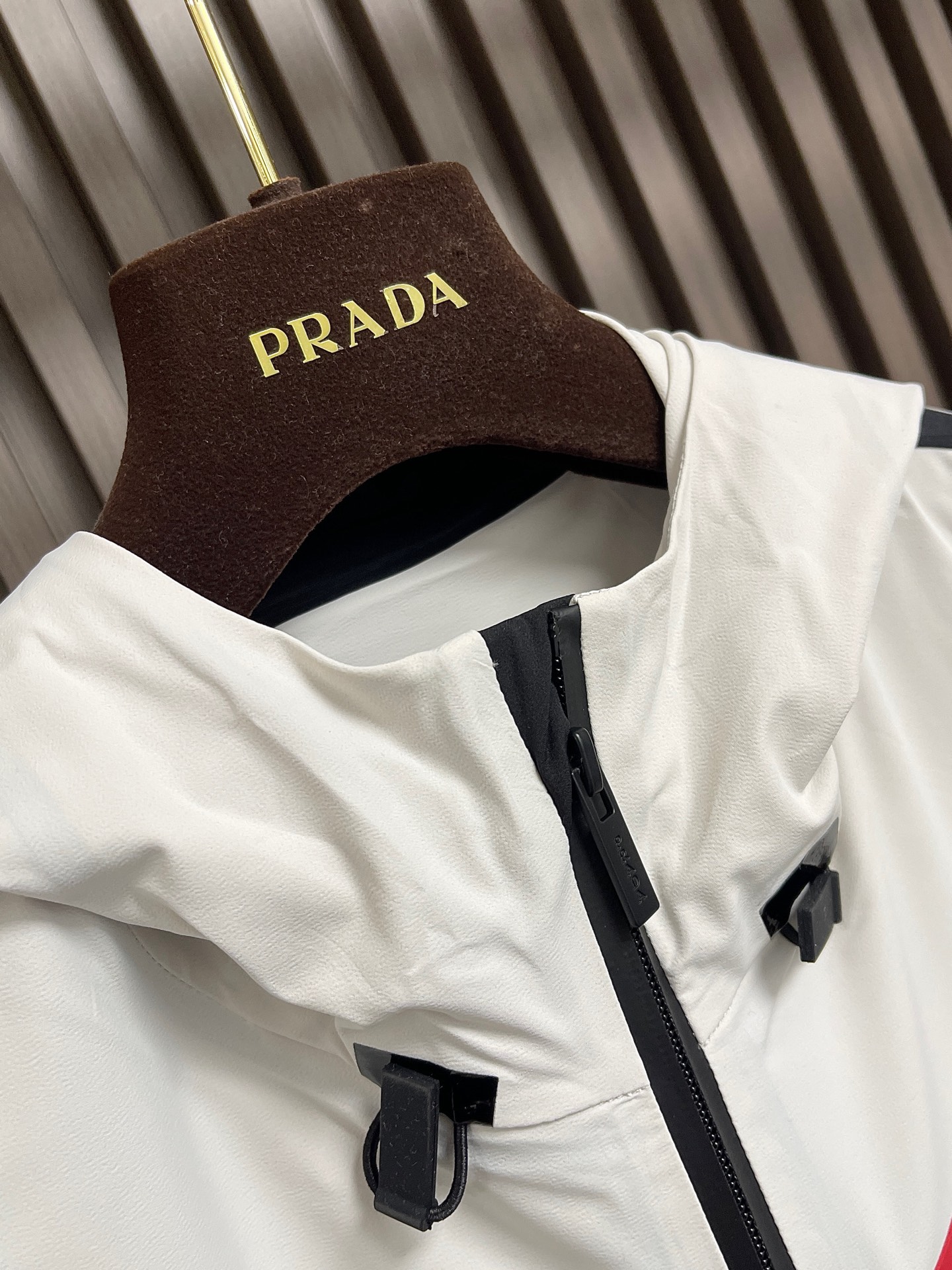 🛒🛒Prada 春夏连帽无袖马甲袖拉链外套，精致工艺面料，经典无袖马甲连帽设计，无论是上身舒适度还是都是