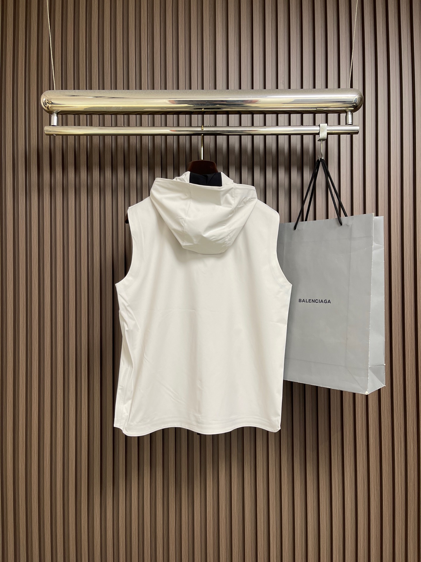 🛒🛒Prada 春夏连帽无袖马甲袖拉链外套，精致工艺面料，经典无袖马甲连帽设计，无论是上身舒适度还是都是