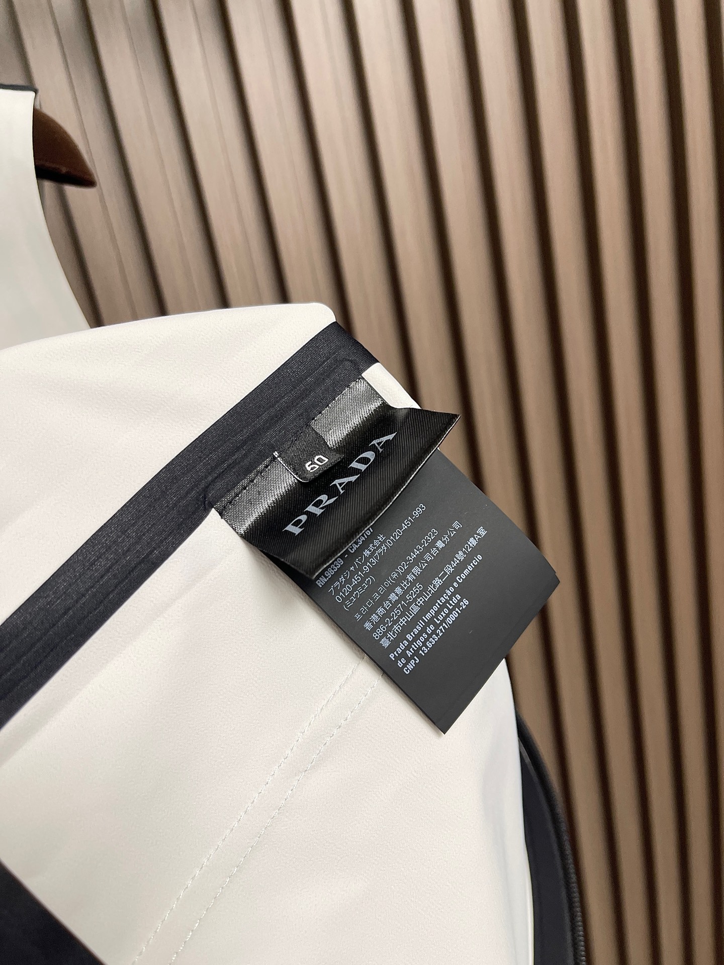 🛒🛒Prada 春夏连帽无袖马甲袖拉链外套，精致工艺面料，经典无袖马甲连帽设计，无论是上身舒适度还是都是