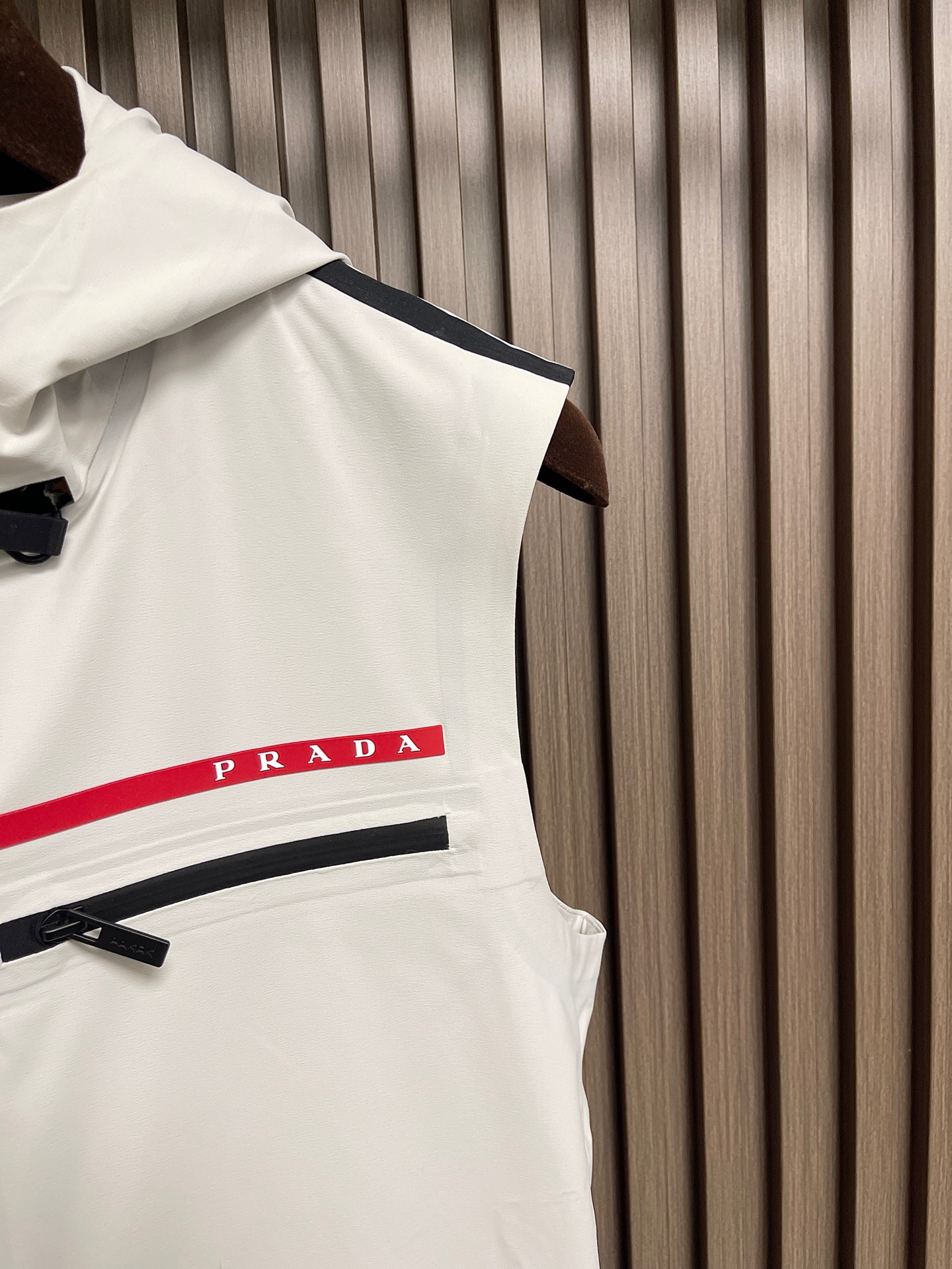 🛒🛒Prada 春夏连帽无袖马甲袖拉链外套，精致工艺面料，经典无袖马甲连帽设计，无论是上身舒适度还是都是