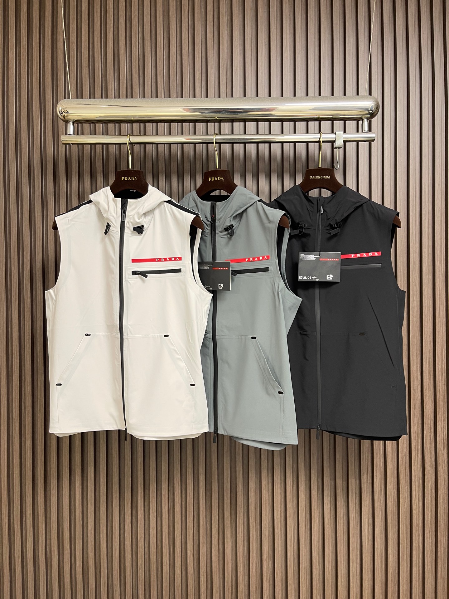 🛒🛒Prada 春夏连帽无袖马甲袖拉链外套，精致工艺面料，经典无袖马甲连帽设计，无论是上身舒适度还是都是