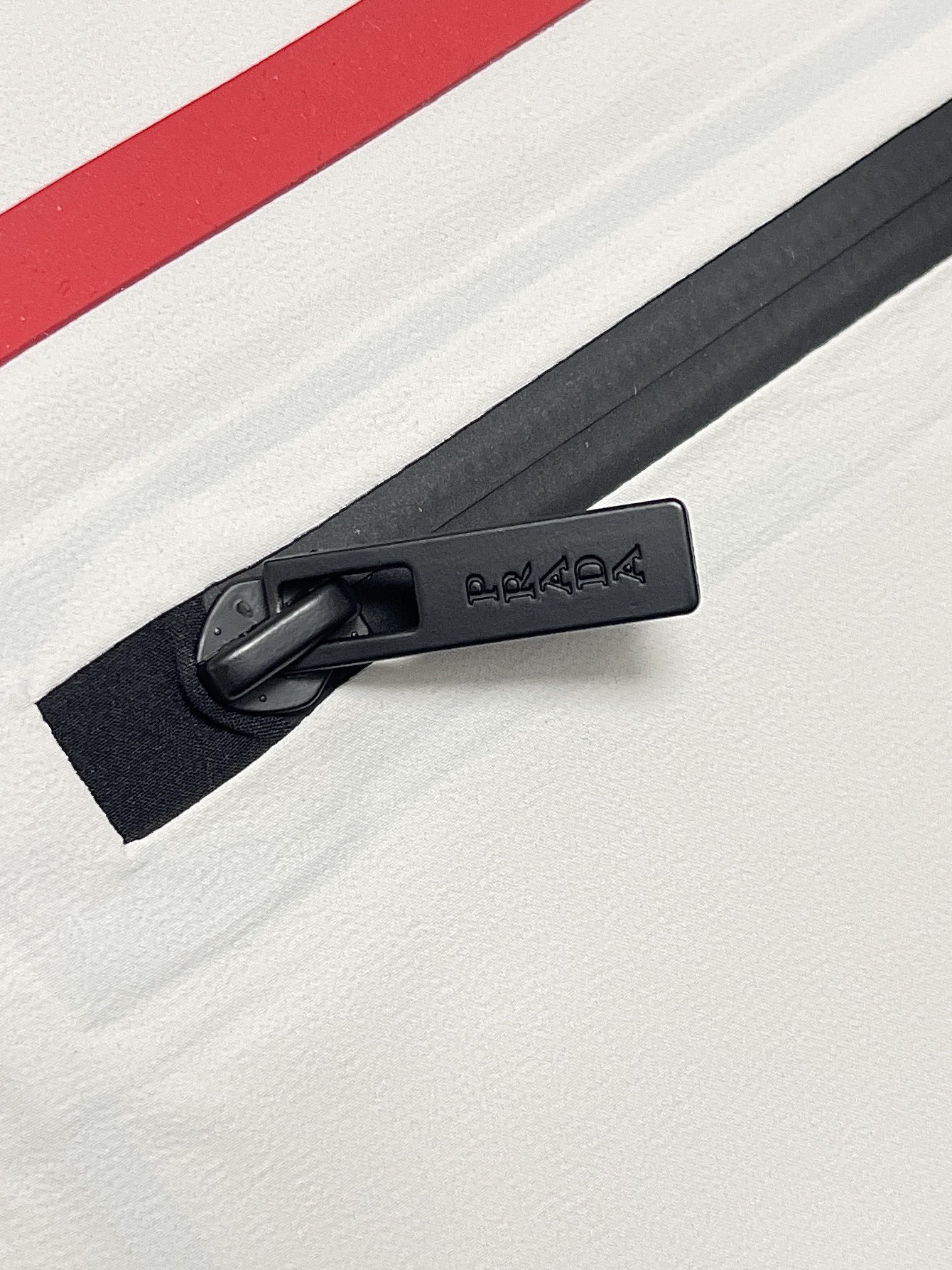 🛒🛒Prada 春夏连帽无袖马甲袖拉链外套，精致工艺面料，经典无袖马甲连帽设计，无论是上身舒适度还是都是