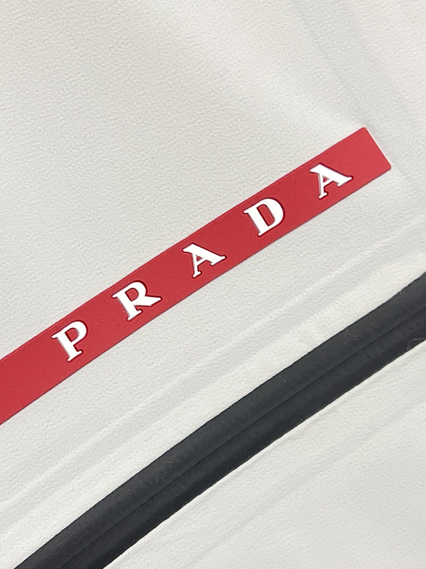 🛒🛒Prada 春夏连帽无袖马甲袖拉链外套，精致工艺面料，经典无袖马甲连帽设计，无论是上身舒适度还是都是