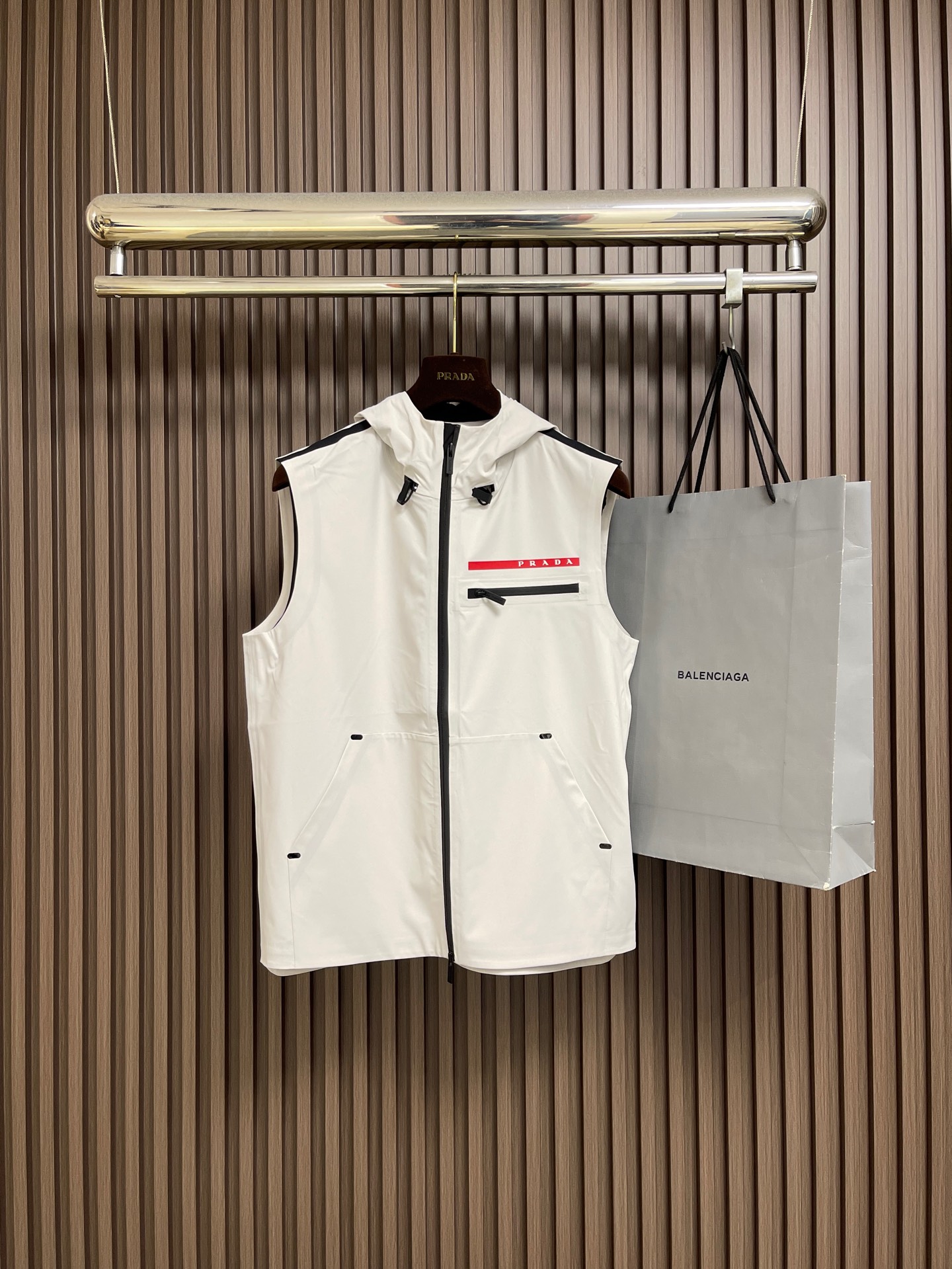 NO:745847,Prada spring and summer hooded sleeveless vest sleeve zipper jacket, exquisite craftsmanship fabrics, classic sleeveless vest hooded design, both upper body comfort and existence are incomparable, it can be said to be a must-have set for summer. Size 48-56 48 yards, bust 108, shoulder width 43.3, length 65, 50 yards, chest 112, shoulder width 44.5, length 67, size 52, bust 116  Shoulder width 45.7, length 69, size 54, bust 120, shoulder width 46.9, length 71, size 56, bust 124, shoulder width 48.1, length 73,, prada,jackets & coats,hats,19860909Prada 春夏连帽无袖马甲袖拉链外套,精致工艺面料,经典无袖马甲连帽设计,无论是上身舒适度还是都是无可比拟的存在,可以说是夏日必备人手一套.尺码48-56 48码 胸围108 肩宽43.3 衣长65 50码 胸围112 肩宽44.5 衣长67 52码 胸围116 肩宽45.7 衣长69 54码 胸围120 肩宽46.9 衣长71 56码 胸围124 肩宽48.1 衣长73,,prada,jackets & coats,hats,,Men's clothing