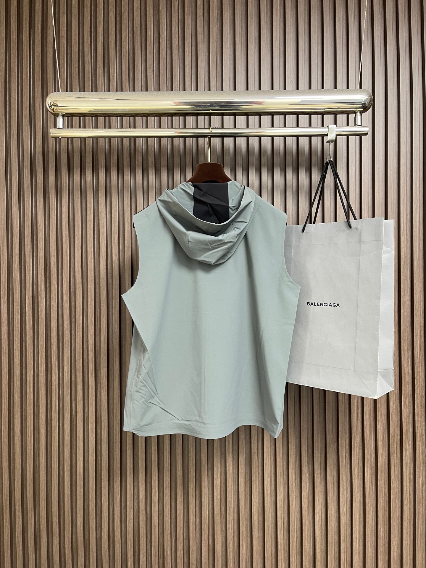 🛒🛒Prada 春夏连帽无袖马甲袖拉链外套，精致工艺面料，经典无袖马甲连帽设计，无论是上身舒适度还是都是