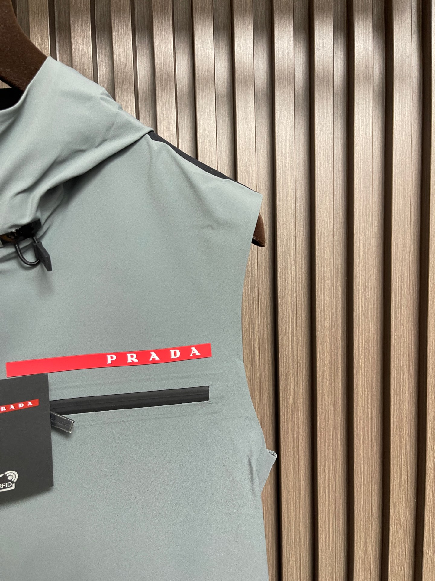 🛒🛒Prada 春夏连帽无袖马甲袖拉链外套，精致工艺面料，经典无袖马甲连帽设计，无论是上身舒适度还是都是