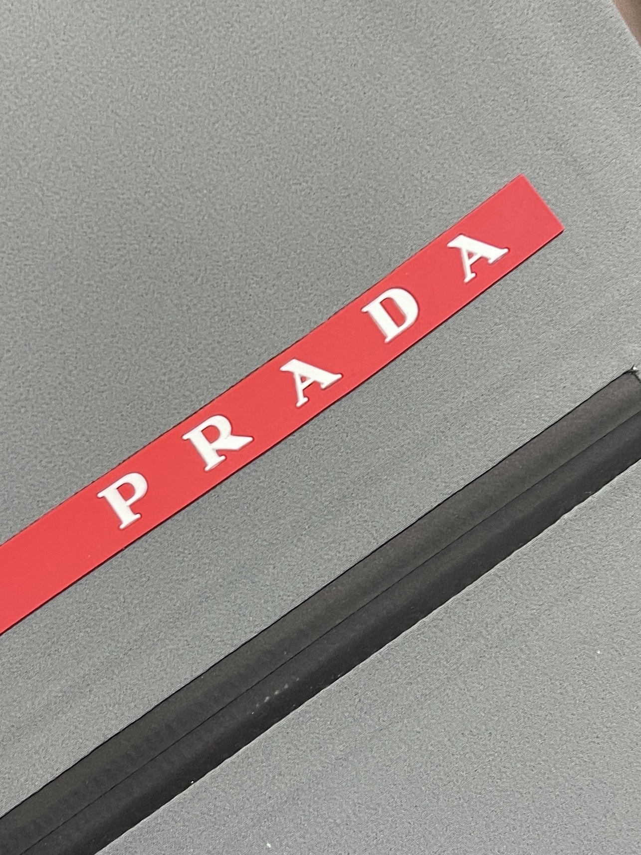 🛒🛒Prada 春夏连帽无袖马甲袖拉链外套，精致工艺面料，经典无袖马甲连帽设计，无论是上身舒适度还是都是