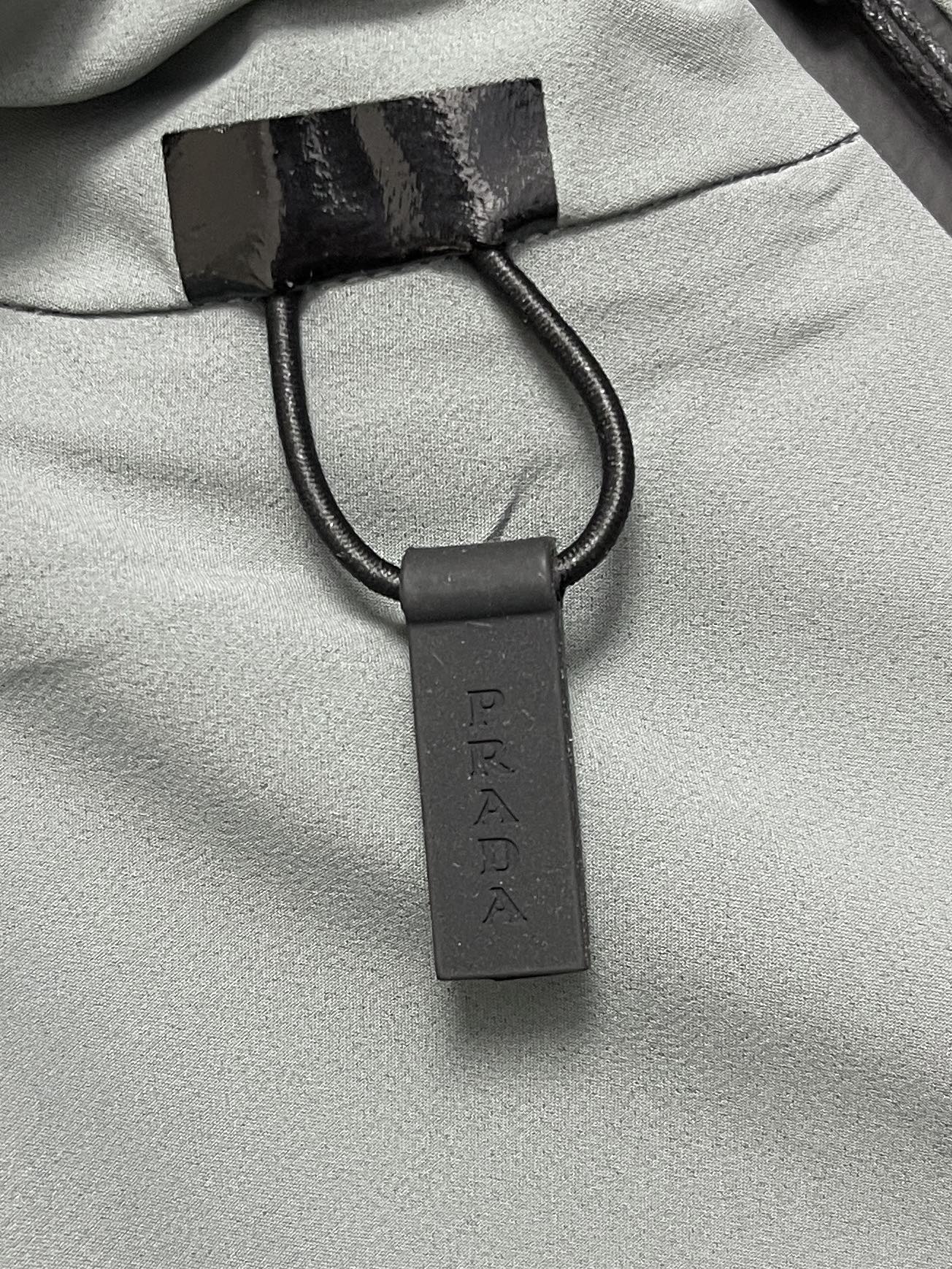 🛒🛒Prada 春夏连帽无袖马甲袖拉链外套，精致工艺面料，经典无袖马甲连帽设计，无论是上身舒适度还是都是