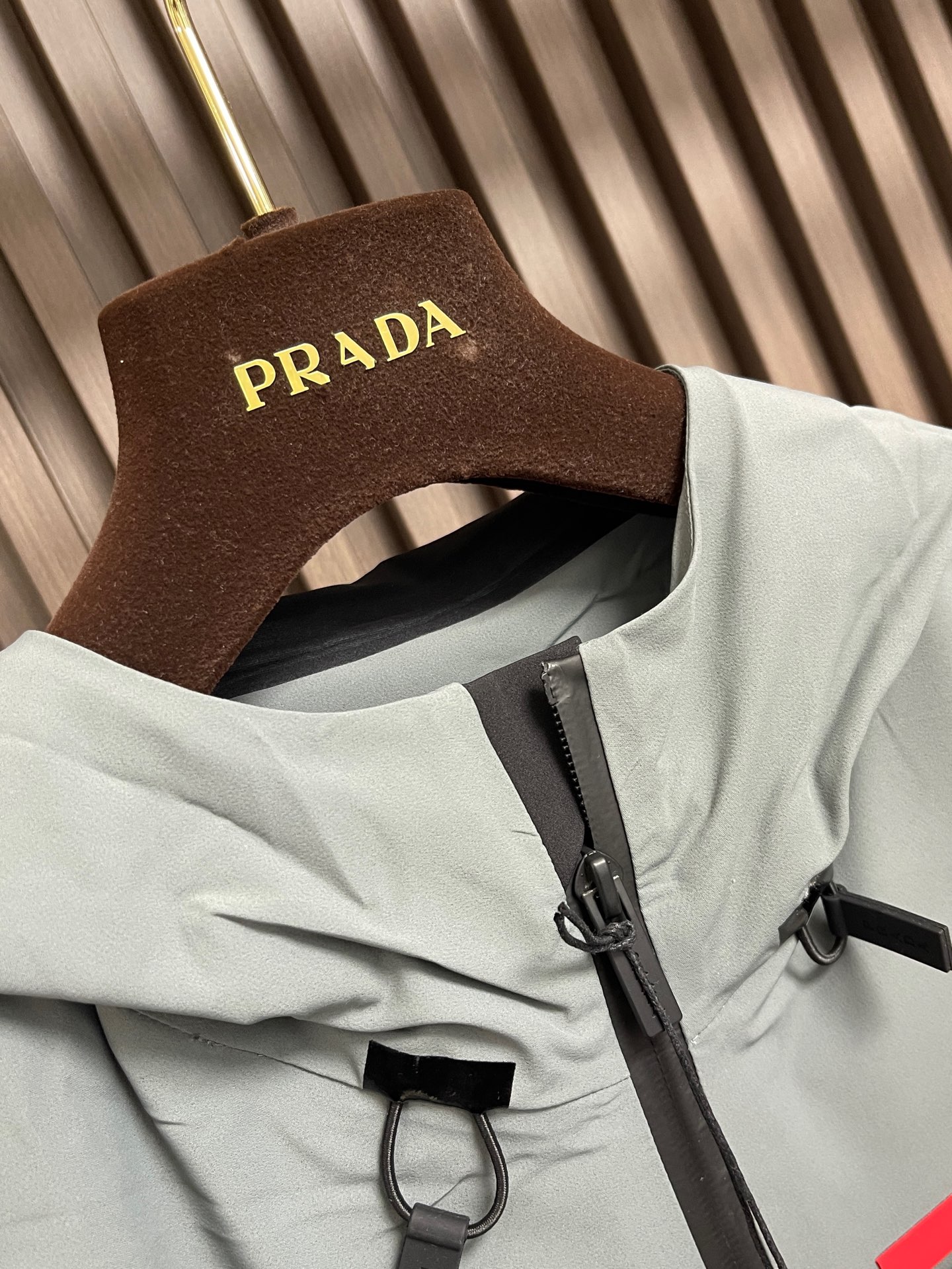 🛒🛒Prada 春夏连帽无袖马甲袖拉链外套，精致工艺面料，经典无袖马甲连帽设计，无论是上身舒适度还是都是