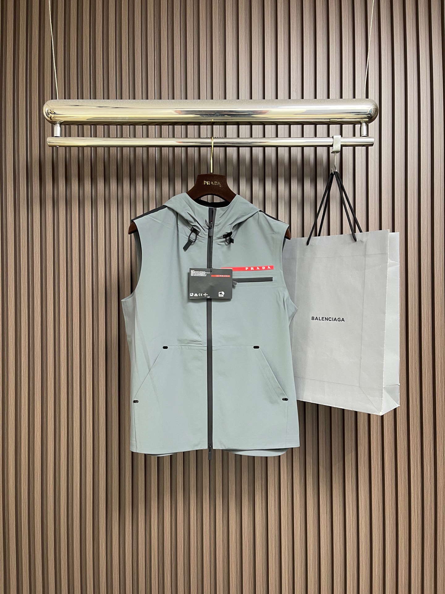 🛒🛒Prada 春夏连帽无袖马甲袖拉链外套，精致工艺面料，经典无袖马甲连帽设计，无论是上身舒适度还是都是
