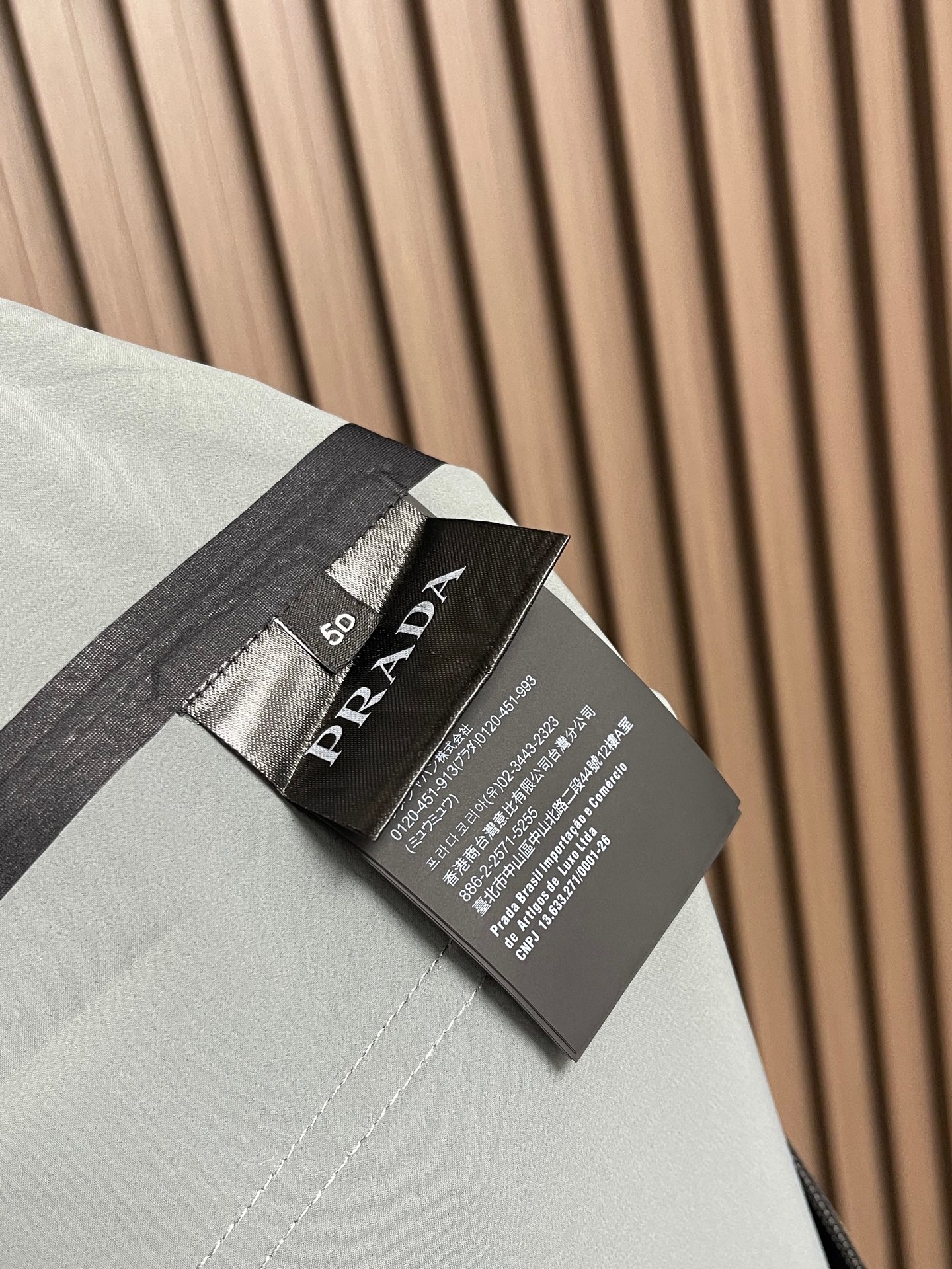 🛒🛒Prada 春夏连帽无袖马甲袖拉链外套，精致工艺面料，经典无袖马甲连帽设计，无论是上身舒适度还是都是