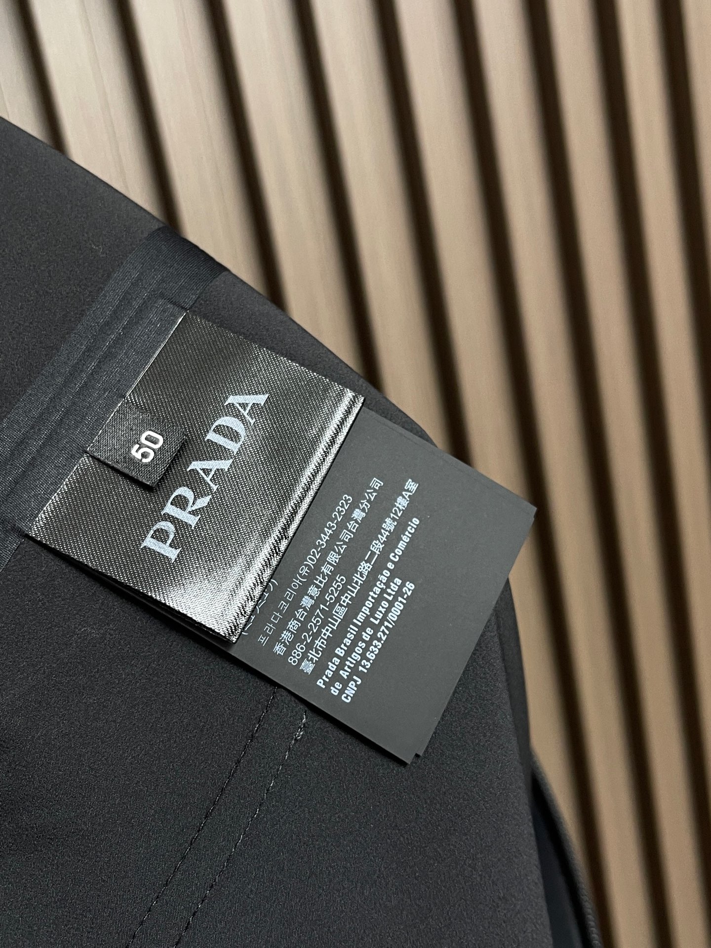 🛒🛒Prada 春夏连帽无袖马甲袖拉链外套，精致工艺面料，经典无袖马甲连帽设计，无论是上身舒适度还是都是
