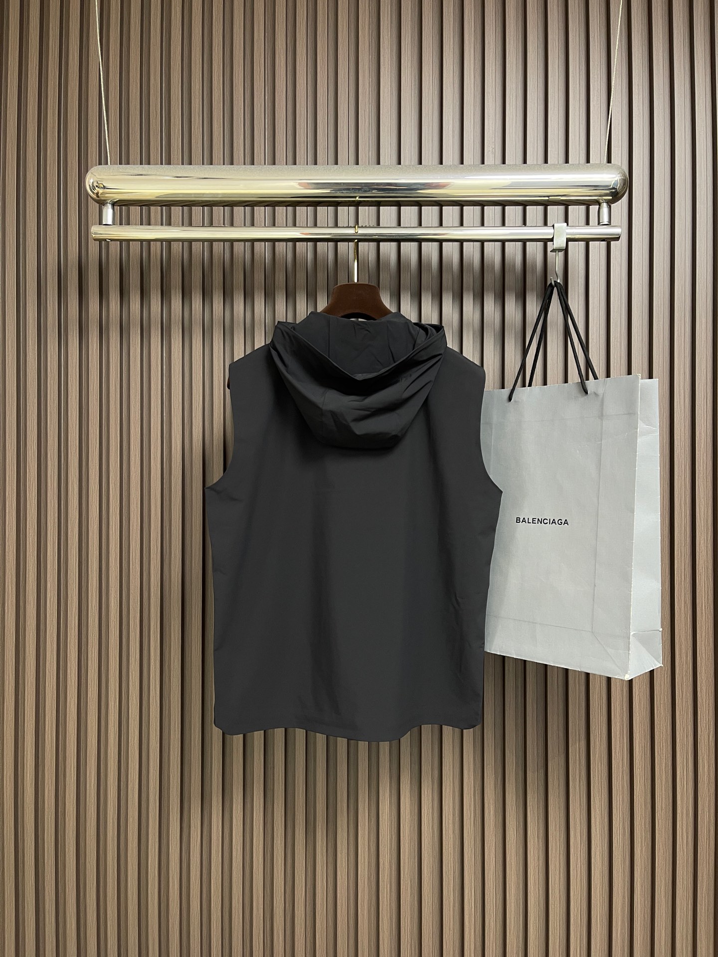 🛒🛒Prada 春夏连帽无袖马甲袖拉链外套，精致工艺面料，经典无袖马甲连帽设计，无论是上身舒适度还是都是