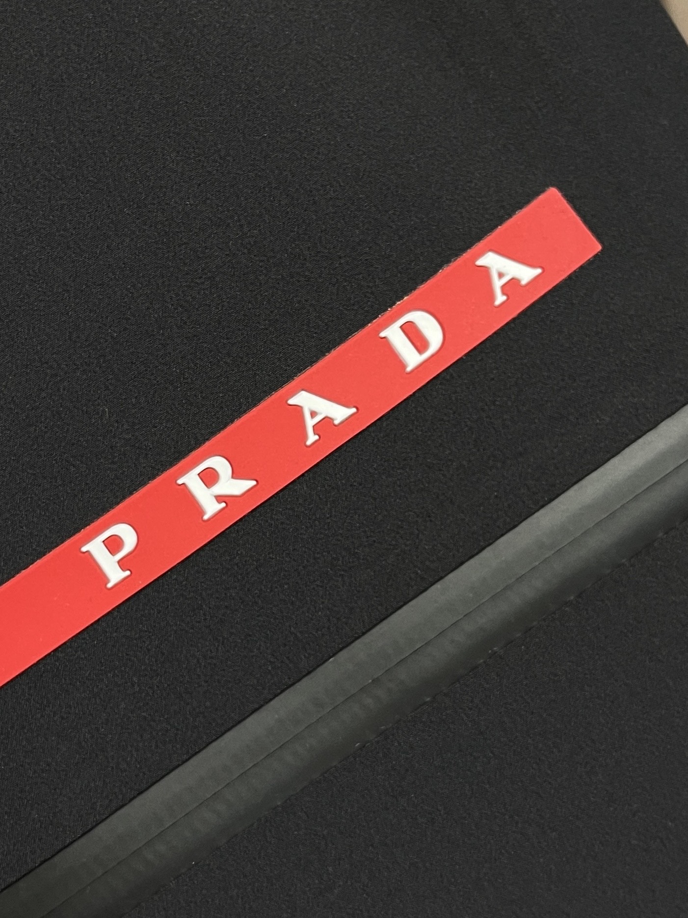🛒🛒Prada 春夏连帽无袖马甲袖拉链外套，精致工艺面料，经典无袖马甲连帽设计，无论是上身舒适度还是都是