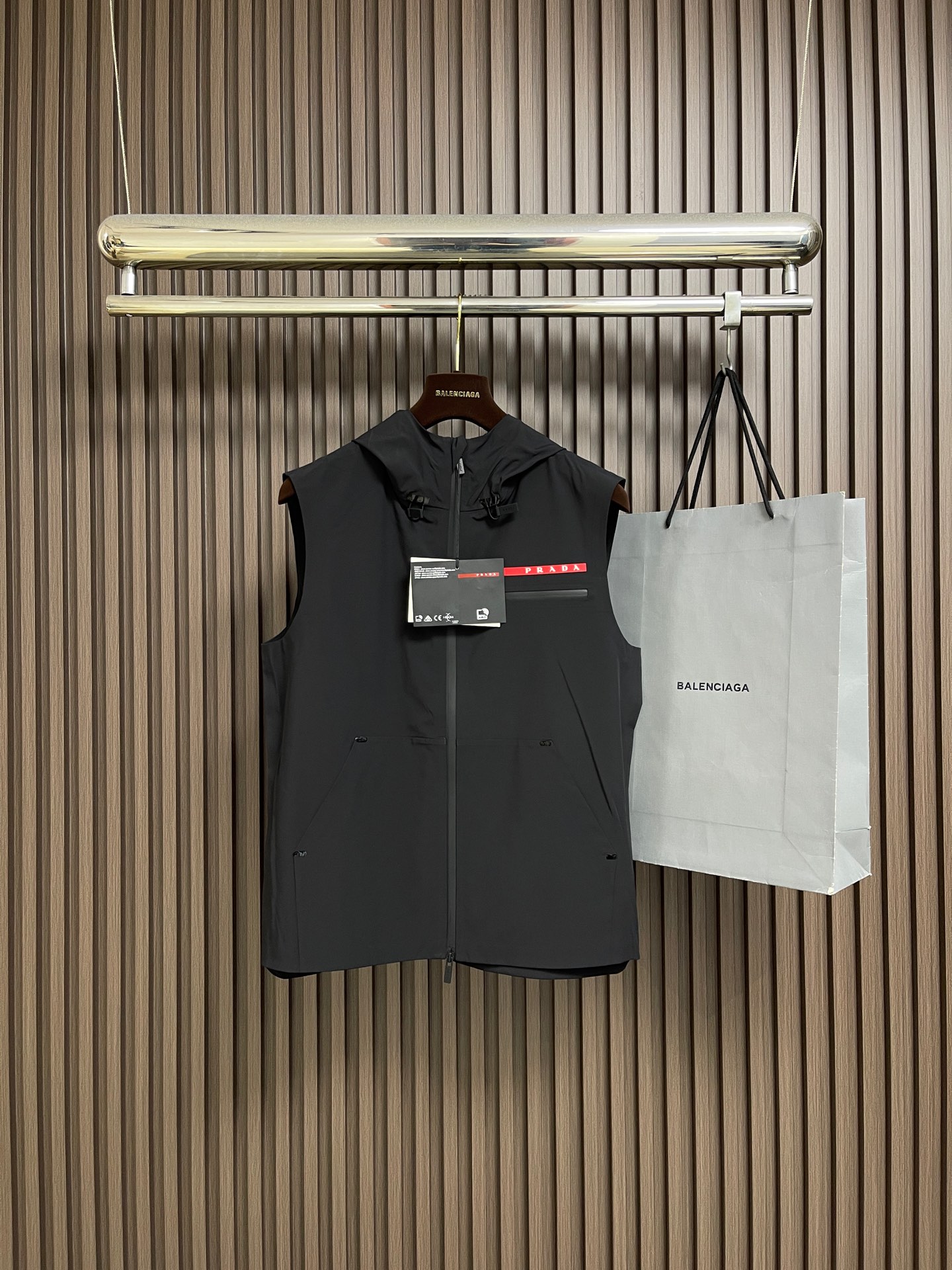 🛒🛒Prada 春夏连帽无袖马甲袖拉链外套，精致工艺面料，经典无袖马甲连帽设计，无论是上身舒适度还是都是