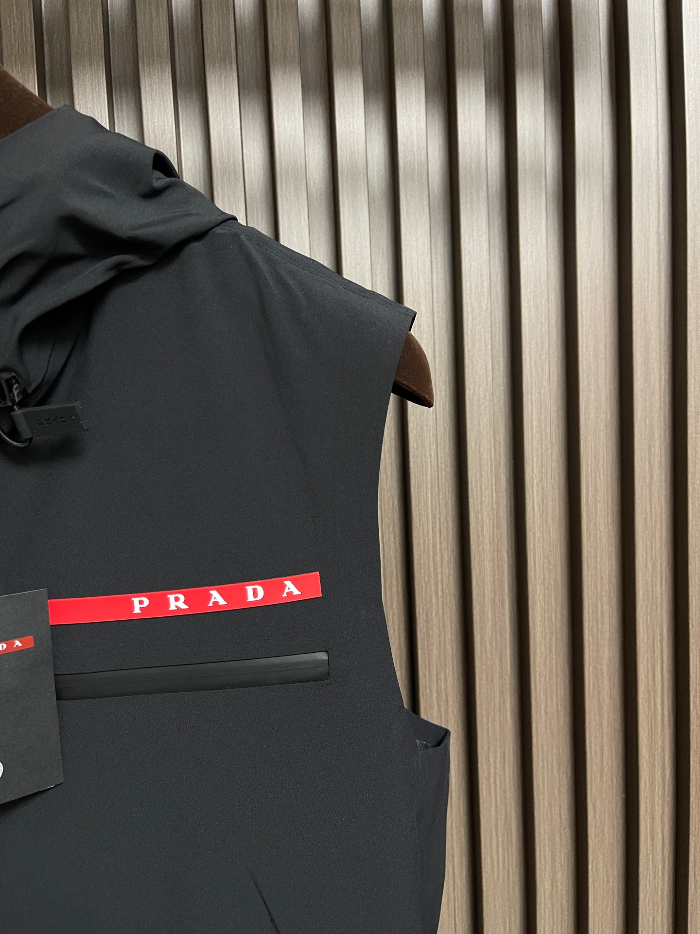 🛒🛒Prada 春夏连帽无袖马甲袖拉链外套，精致工艺面料，经典无袖马甲连帽设计，无论是上身舒适度还是都是