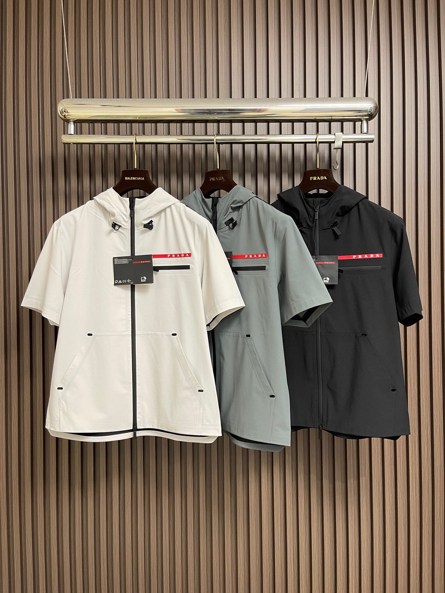 🛒🛒Prada 春夏连帽短袖拉链外套，精致工艺面料，经典短袖连帽设计，无论是上身舒适度还是都是无可比拟的