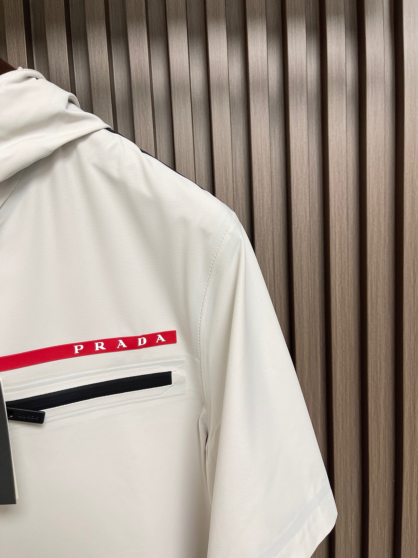 🛒🛒Prada 春夏连帽短袖拉链外套，精致工艺面料，经典短袖连帽设计，无论是上身舒适度还是都是无可比拟的