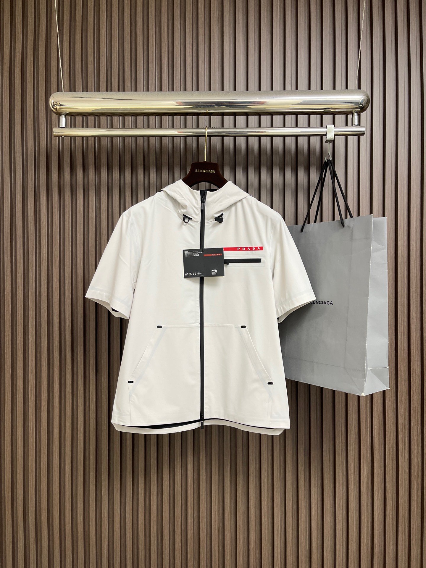 NO:745837,Prada spring and summer hooded short-sleeved zipper jacket, exquisite craft fabrics, classic short-sleeved hooded design, unparalleled in terms of upper body comfort, can be said to be a must-have set for summer. Size 48-56 48 size bust 108 shoulder width 44.8 length 65 50 size bust 112 shoulder width 46 length 67 size 52 bust 116 shoulder width 47.2  Length 69, size 54, bust 120, shoulder width 48.4, length 71, size 56, bust 124, shoulder width 49.6, length 73,, prada, jackets & coats, T-shirt, hats,19860909Prada 春夏连帽短袖拉链外套,精致工艺面料,经典短袖连帽设计,无论是上身舒适度还是都是无可比拟的存在,可以说是夏日必备人手一套.尺码48-56 48码 胸围108 肩宽44.8 衣长65 50码 胸围112 肩宽46 衣长67 52码 胸围116 肩宽47.2 衣长69 54码 胸围120 肩宽48.4 衣长71 56码 胸围124 肩宽49.6 衣长73,,prada,jackets & coats,T-shirt,hats,,Men's clothing