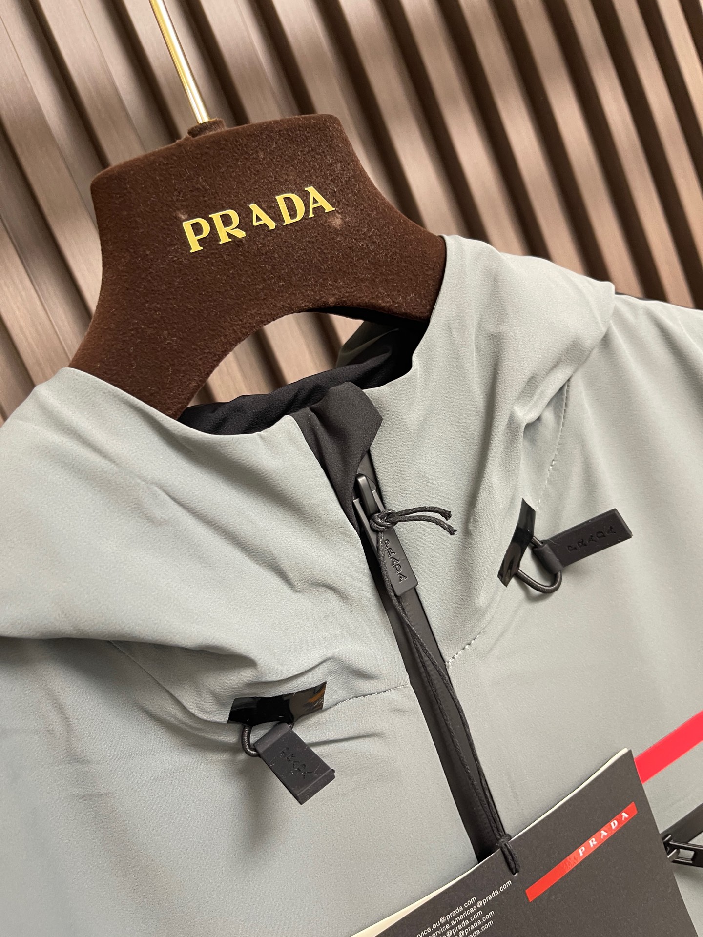 🛒🛒Prada 春夏连帽短袖拉链外套，精致工艺面料，经典短袖连帽设计，无论是上身舒适度还是都是无可比拟的
