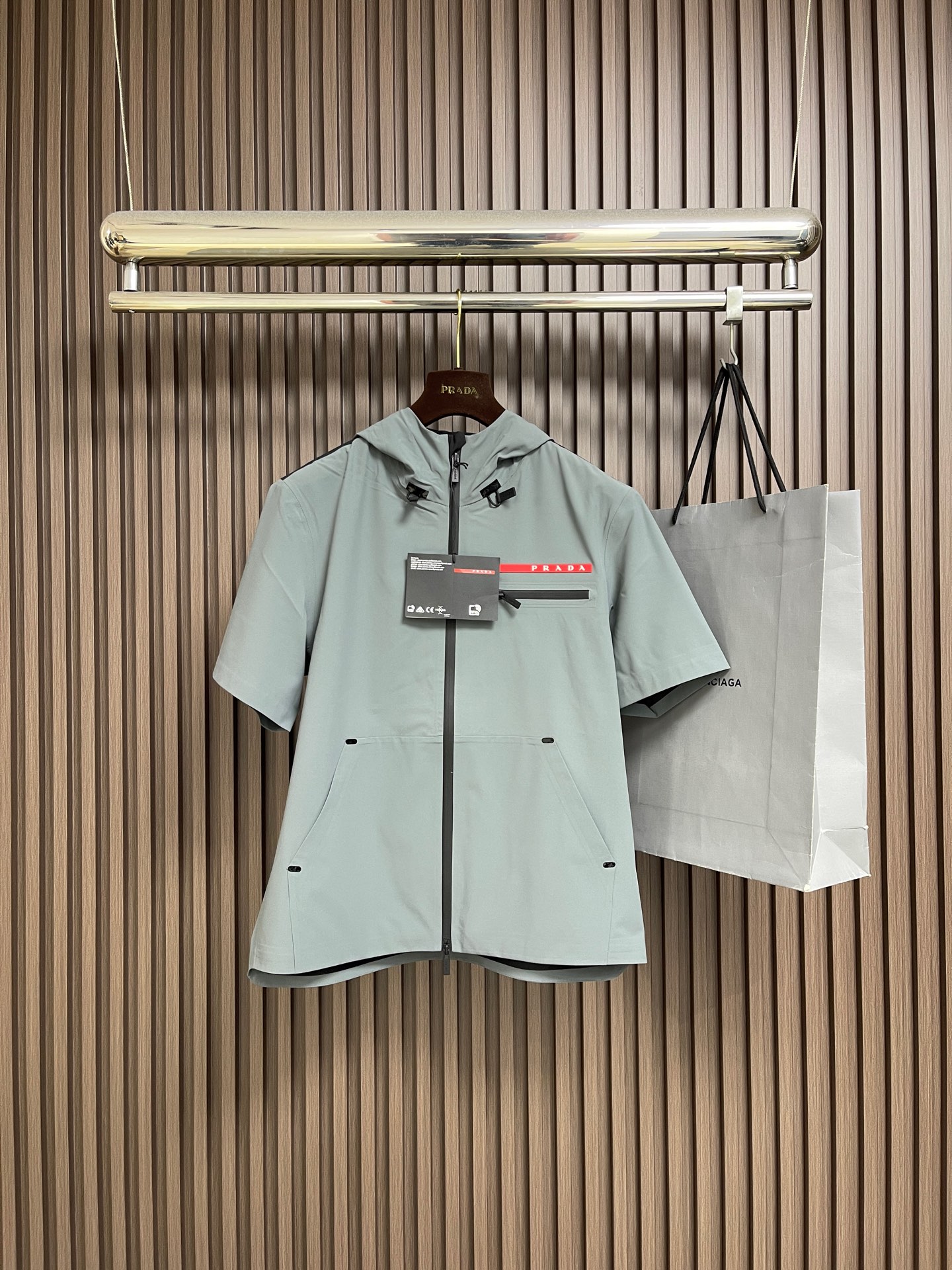 🛒🛒Prada 春夏连帽短袖拉链外套，精致工艺面料，经典短袖连帽设计，无论是上身舒适度还是都是无可比拟的