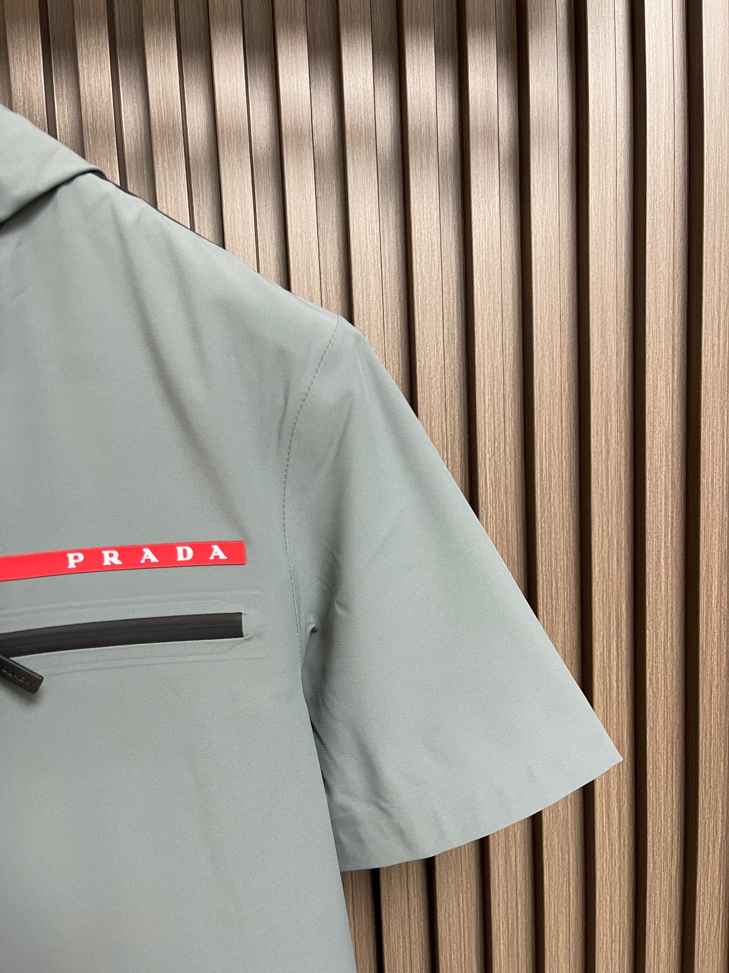 🛒🛒Prada 春夏连帽短袖拉链外套，精致工艺面料，经典短袖连帽设计，无论是上身舒适度还是都是无可比拟的