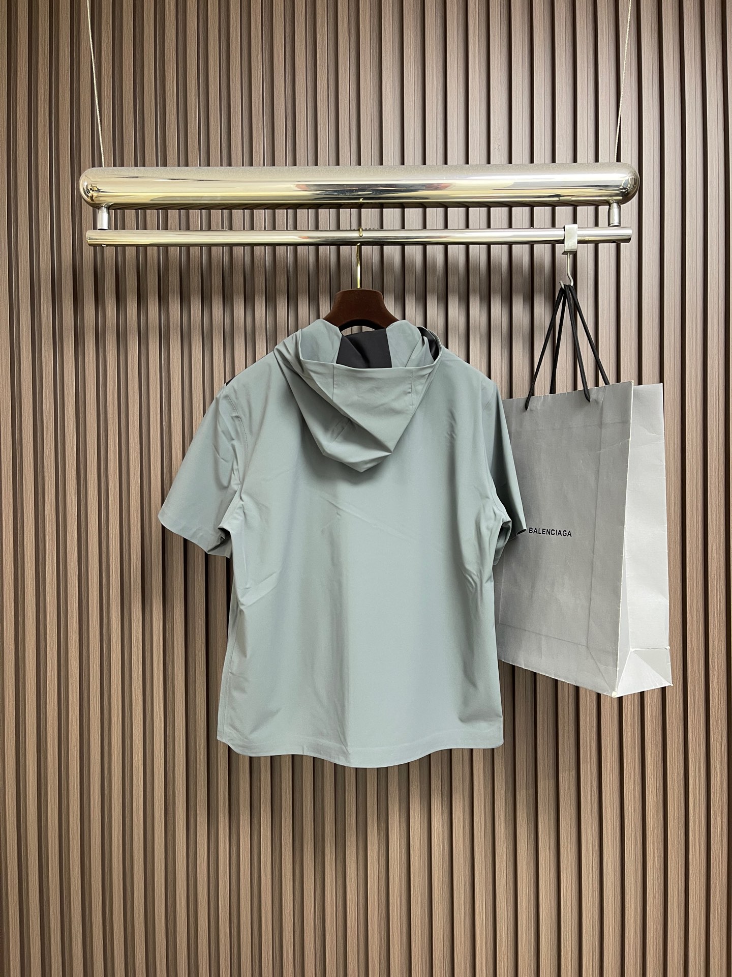 🛒🛒Prada 春夏连帽短袖拉链外套，精致工艺面料，经典短袖连帽设计，无论是上身舒适度还是都是无可比拟的
