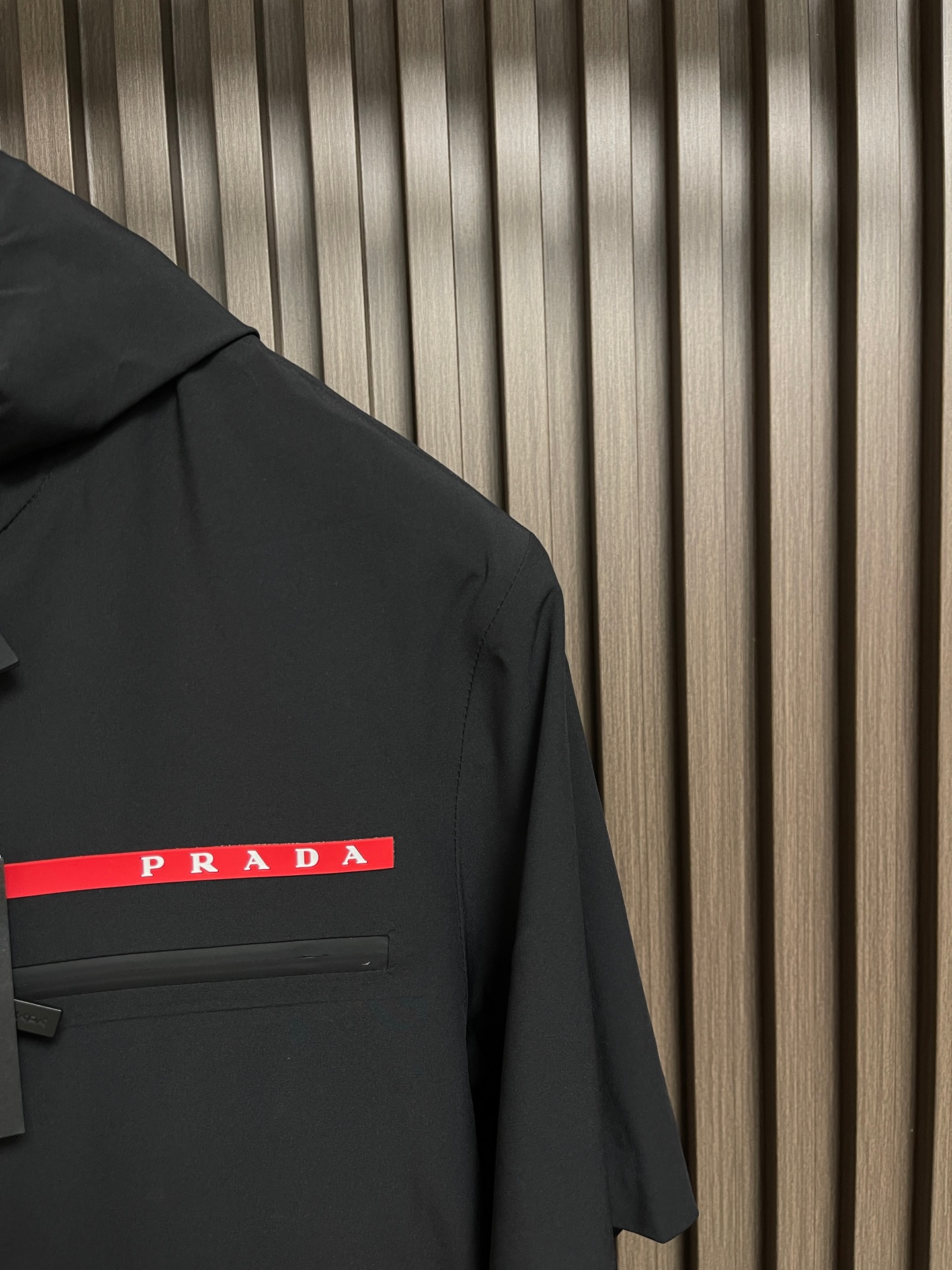🛒🛒Prada 春夏连帽短袖拉链外套，精致工艺面料，经典短袖连帽设计，无论是上身舒适度还是都是无可比拟的