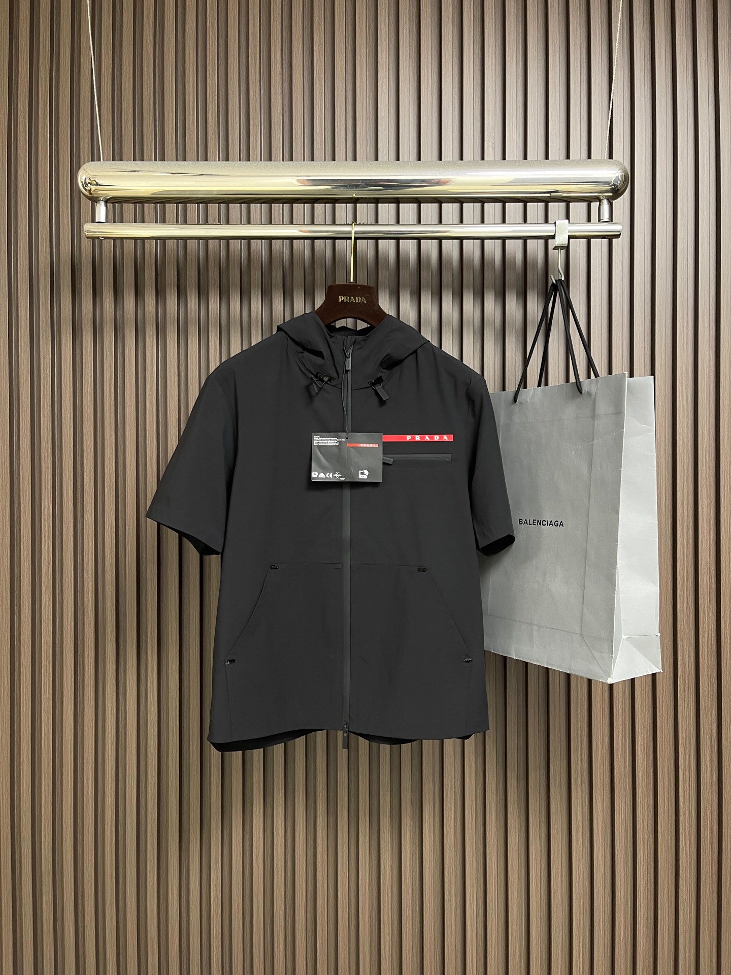 🛒🛒Prada 春夏连帽短袖拉链外套，精致工艺面料，经典短袖连帽设计，无论是上身舒适度还是都是无可比拟的
