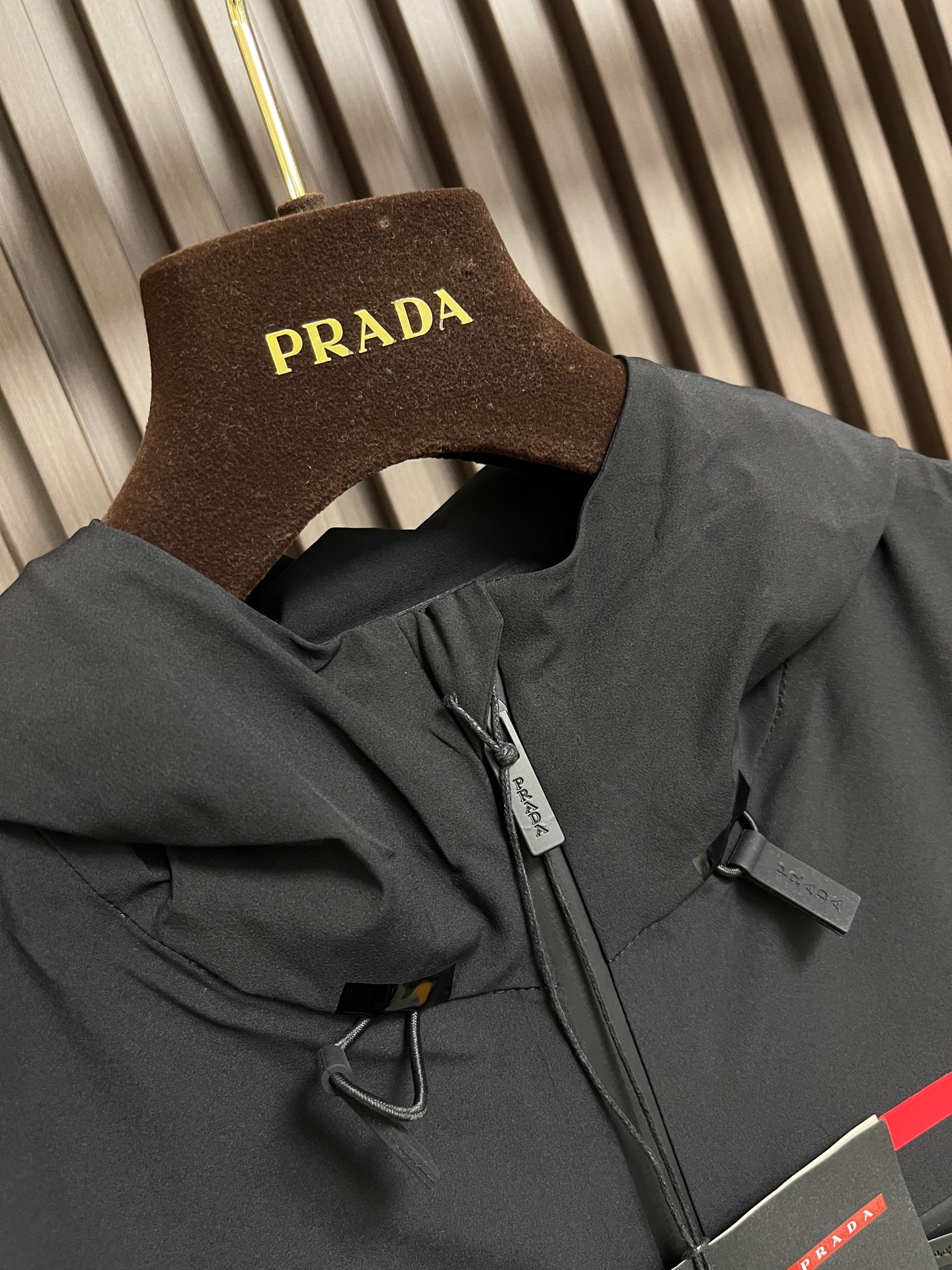 🛒🛒Prada 春夏连帽短袖拉链外套，精致工艺面料，经典短袖连帽设计，无论是上身舒适度还是都是无可比拟的