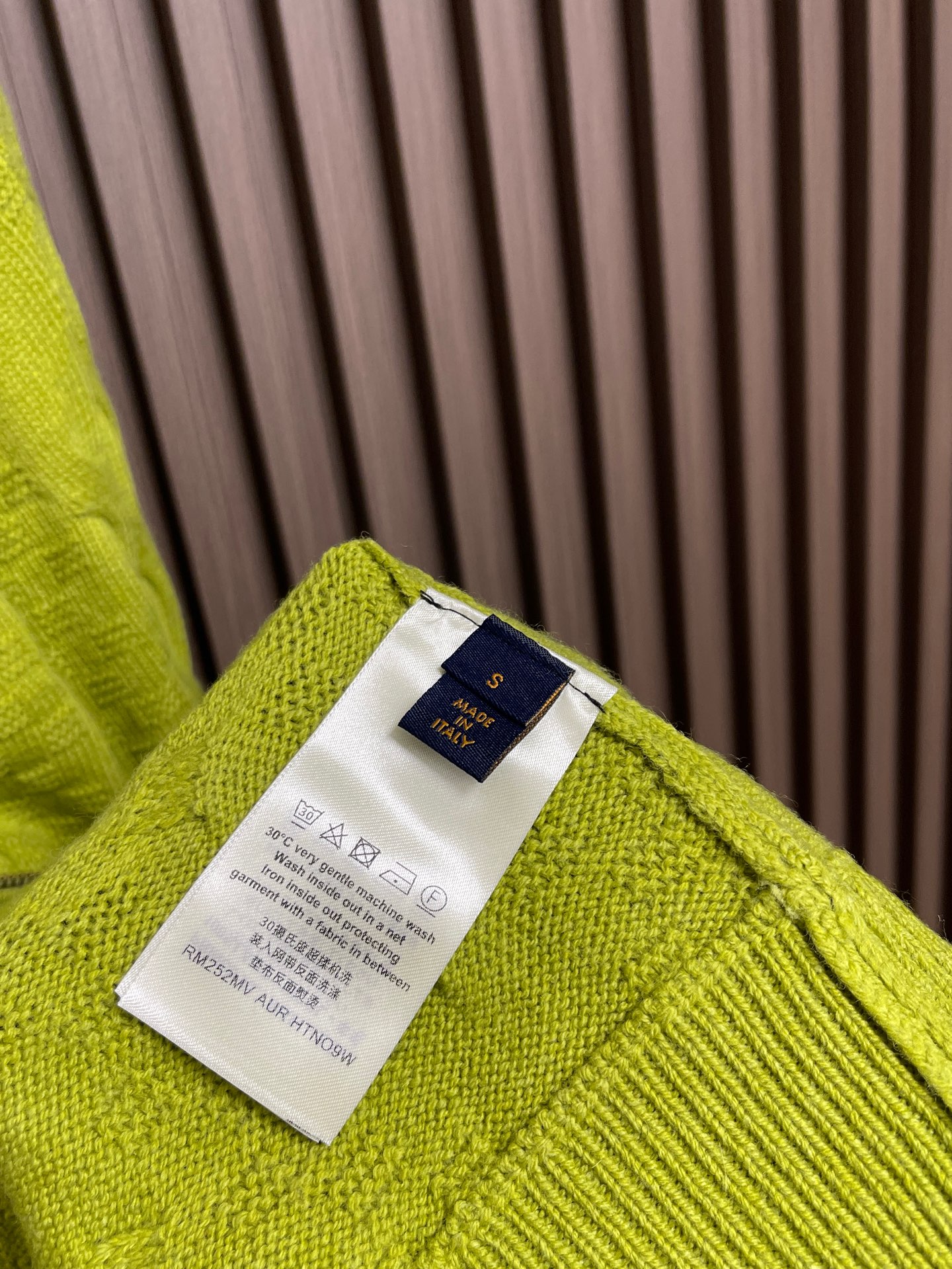 🛒🛒LV 绞花针织毛衣外套，采用进口特供羊毛面料，绒感细腻亲肤，兼具出色的保暖性与柔软垂坠感，贴身穿毫无