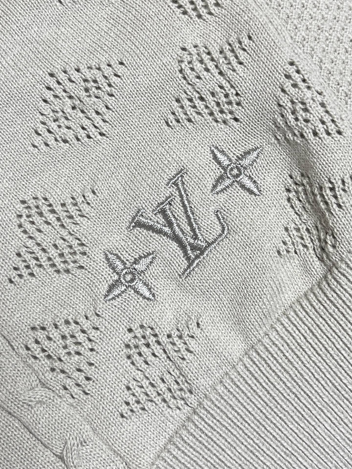 🛒🛒LV 字母穿孔提花拼接针织开衫毛衣，这款V领针织开衫甄选优质混纺羊毛纱线，经精密针织工艺打造，兼具软