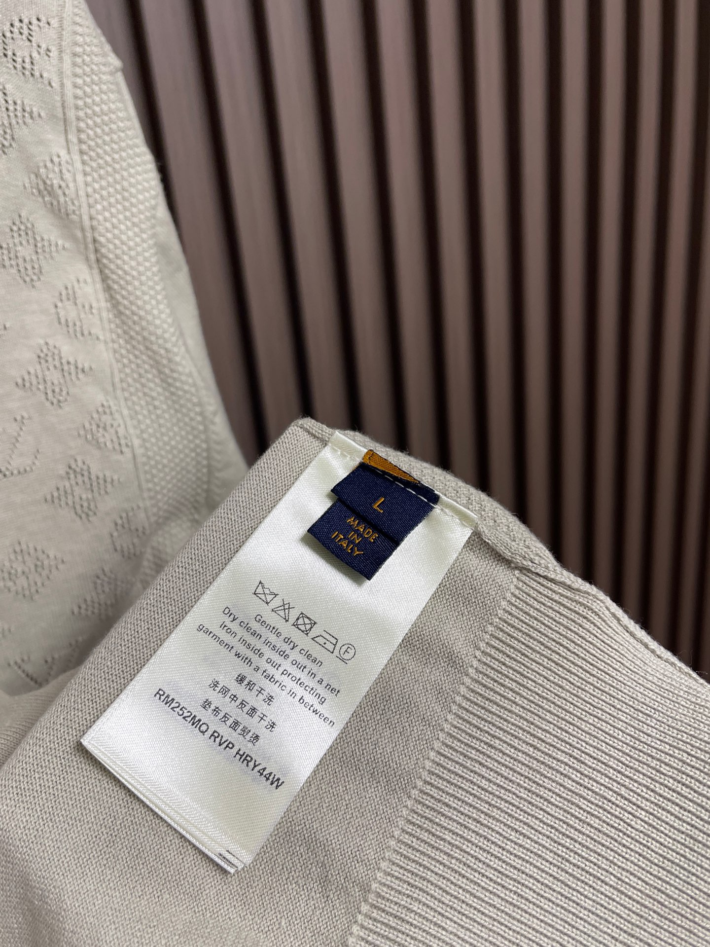 🛒🛒LV 字母穿孔提花拼接针织开衫毛衣，这款V领针织开衫甄选优质混纺羊毛纱线，经精密针织工艺打造，兼具软