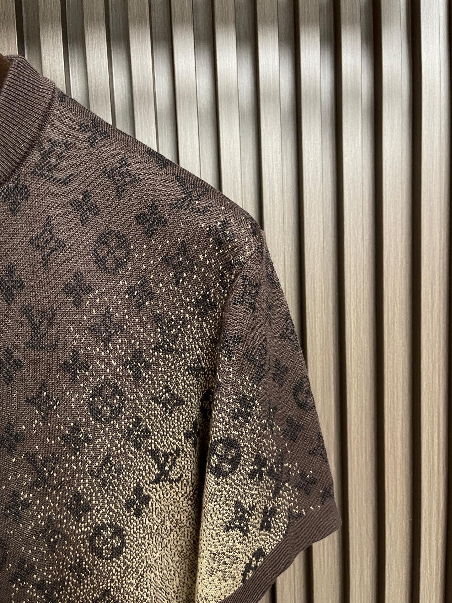 🛒🛒LV 2026SS Monogram提花圆领罗纹衣领短袖T恤，印度的炽热阳光与传统染色工艺奠定202