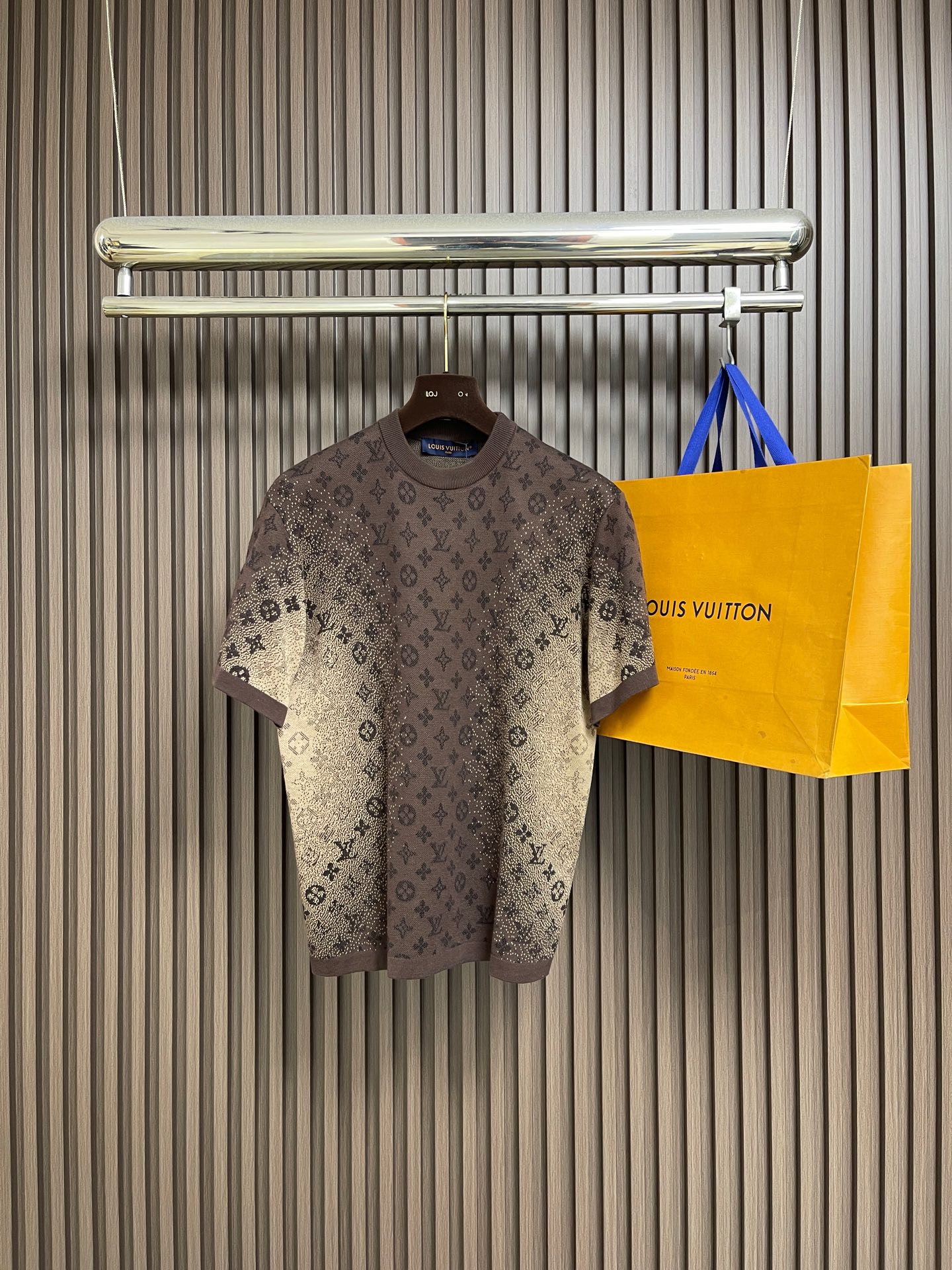 NO:745874,LV 2026SS Monogram jacquard crew neck ribbed collar short-sleeved T-shirt. India's blazing sunshine and traditional dyeing techniques set the fashion tone of the 2026 spring and summer fashion show, and inspired the unique sun-kissed effect of this short-sleeved crew neck shirt. The cotton knitted Faded Monogram jacquard texture is laid out throughout, creating a faded trompe l'oeil effect on the sleeves and sides, adding visual tension to daily wear. Sizes S-XL S size bust 108  Shoulder width 50, length 67, size M, bust 112, width 51, length 69, size L, size bust 116, width 52, length 71, size XL, size bust 120, width 53, length 73, Louis Vuitton, T-shirt, tees, t-shirt,19860909LV 2026SS Monogram提花圆领罗纹衣领短袖T恤,印度的炽热阳光与传统染色工艺奠定2026春夏时装秀的时尚基调,并启发此款短袖圆领衫的别致日晒效果.棉质针织全幅铺陈Faded Monogram 提花织纹,于衣袖和两侧上演褪色错视效果,为日常着装再添视觉张力.尺码S-XL S码 胸围108 肩宽50衣长67 M码胸围112肩宽51衣长69 L码 胸围116肩宽52衣长71 XL码胸围120肩宽53衣长73,,louis vuitton,T-shirt,tees，t-shirt,,Men's clothing