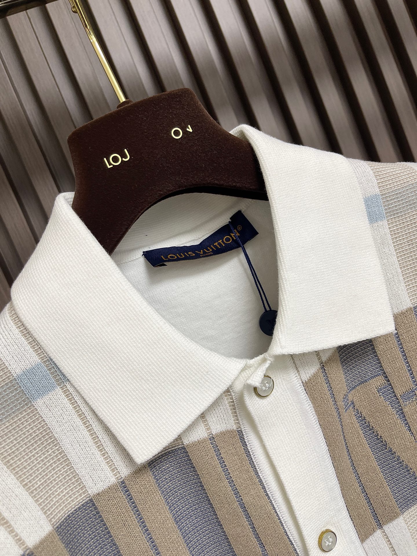 🛒🛒LV 字母花卉棋格拼色嵌花短袖针织衫POLO，这款字母花卉棋格拼色嵌花短袖针织衫，采用优质针织面料，