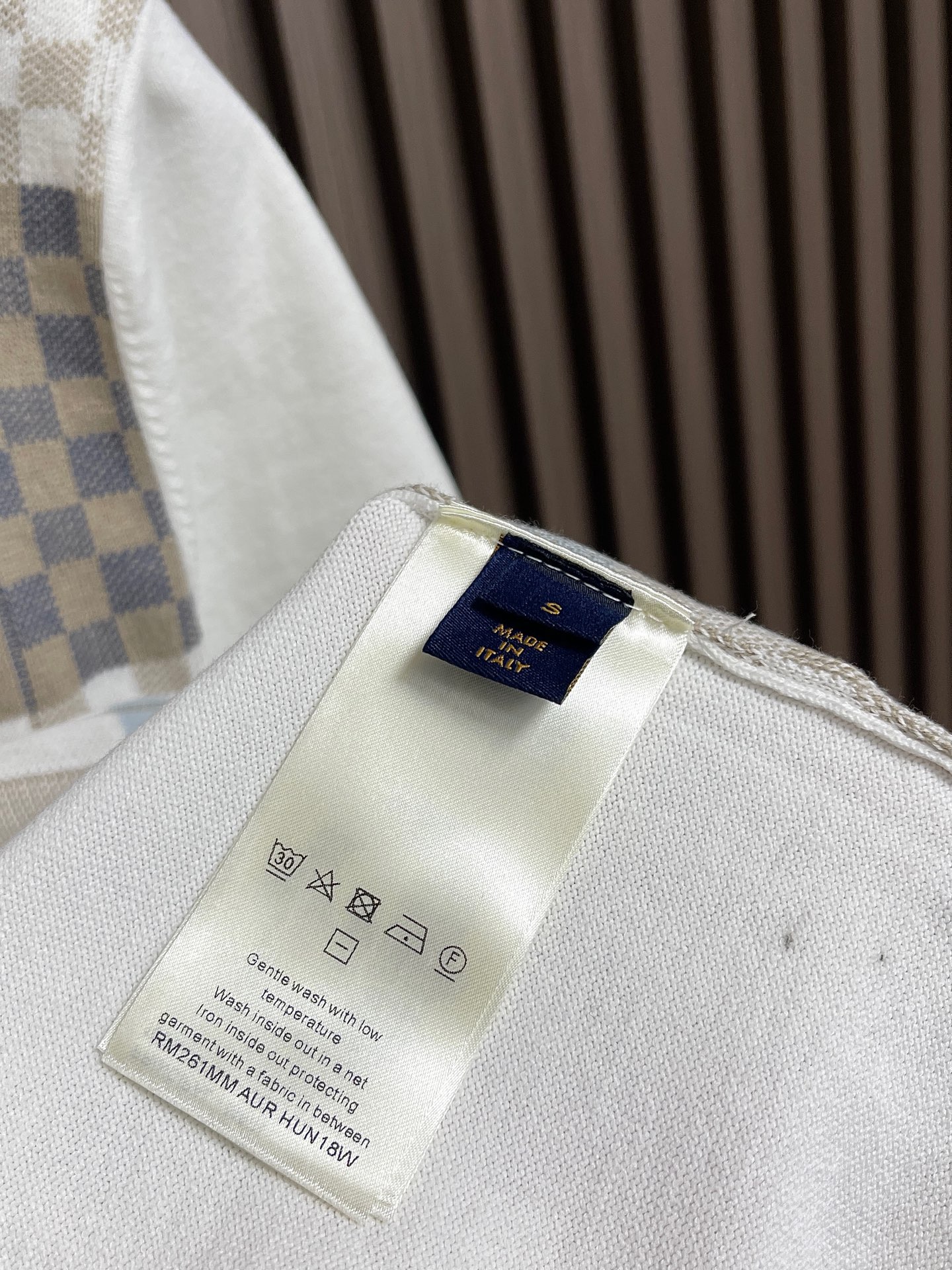 🛒🛒LV 字母花卉棋格拼色嵌花短袖针织衫POLO，这款字母花卉棋格拼色嵌花短袖针织衫，采用优质针织面料，