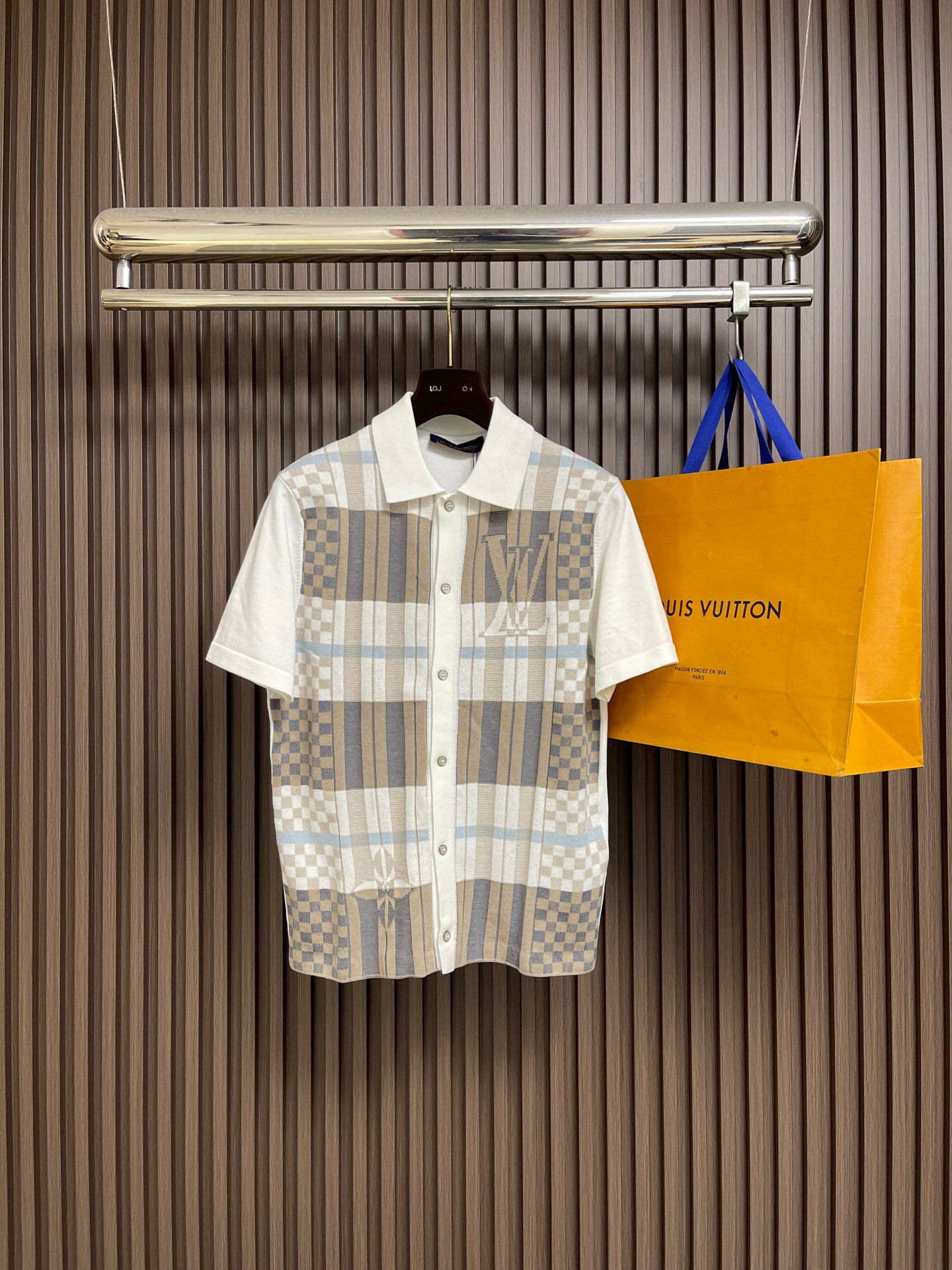 🛒🛒LV 字母花卉棋格拼色嵌花短袖针织衫POLO，这款字母花卉棋格拼色嵌花短袖针织衫，采用优质针织面料，