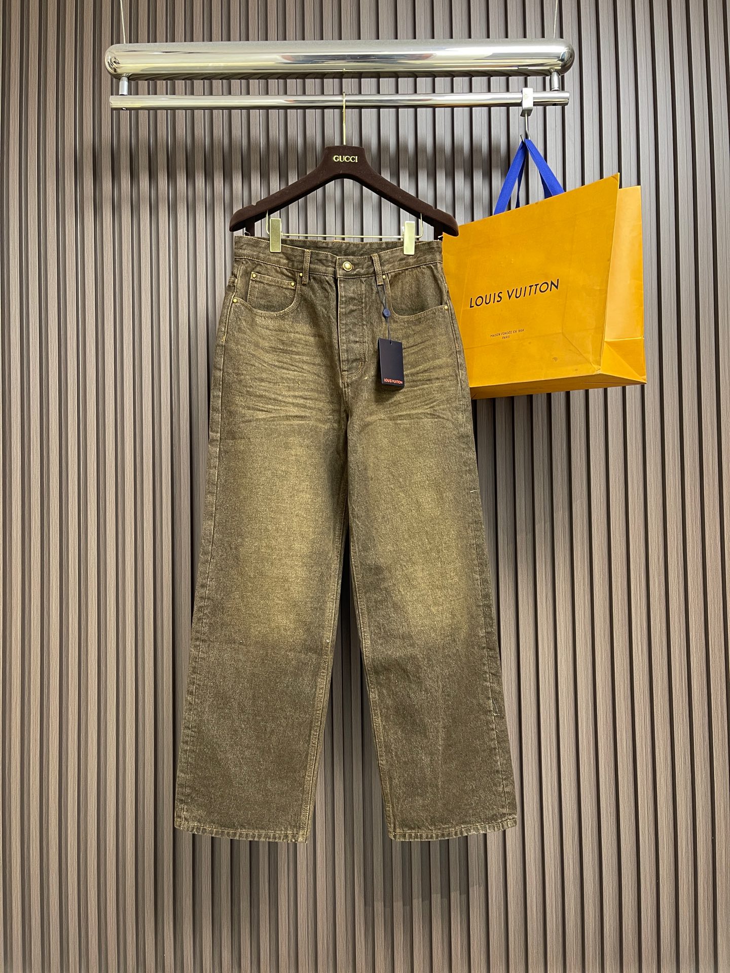 NO:745878,Denim jeans LV  Pocket letter embroidered trucker denim jeans suit, this Louis Vuitton denim is made of heavy washed denim fabric, which has undergone multiple hand-made distressing processes to present a retro tan tone, while retaining the crisp texture and wear resistance of the denim. The lapels are double-layered.  Seams are reinforced, the edges are flat and not easily deformed; the placket is equipped with customized metal buttons, opening and closing smoothly and with exquisite details. The double breast pockets on the front are three-dimensionally cut, and the bag mouth is reinforced with metal rivets to enhance the structure and practicality; the shoulders are made of classic denim tailoring, with precise darts  Channel processing ensures a neat fit while taking into account freedom of movement. The cuffs are edged with flat seams, and the lines are fine and neat; the lining is edged with pure cotton to reduce friction when wearing. The ready-made garments are pre-shrunk to effectively reduce the shrinkage after washing and ensure a stable fit.  , the overall craftsmanship perfectly integrates retro aesthetics with the brand's iconic exquisite details. The overall wiring is straight and delicate, the fabric is comfortable and soft, and the color is consistent without color difference. It can be matched with the same style to create a fashionable look and control various occasions. Customized accessories, complete with three standards, same style for men and women!  Denim 44-46-48-50-52 Jeans 28-30-32-34-36,,louis vuitton,louis vuitton,jeans,19860909牛仔衣 牛仔裤 LV 口袋字母刺绣卡车牛仔衣牛仔裤套装,这款路易威登牛仔采用重磅水洗丹宁面料,经过多道手工做旧工艺,呈现出复古的棕褐色调,同时保留了牛仔布的挺括质感与耐磨度.翻领采用双层车缝加固,边缘平整不易变形；门襟搭配定制金属纽扣,开合顺滑且细节精致.前片双胸袋采用立体剪裁,袋口以金属铆钉加固,提升结构感与实用性；肩部采用经典的牛仔剪裁,通过精准的省道处理,保证版型利落的同时兼顾活动自由度.袖口采用平缝收边,走线细密工整；内里采用纯棉包边,减少穿着时的摩擦感.成衣经过预缩水处理,有效降低洗涤后的缩水率,确保版型稳定,整体工艺将复古美学与品牌标志性的精致细节完美融合.整体走线平直细腻,面料舒适柔软,颜色一致无色差能与同款搭配营造时尚造型,驾驭各种场合,定制辅料,三标齐全,男女同款！ 牛仔衣44-46-48-50-52 牛仔裤28-30-32-34-36,,louis vuitton,louis vuitton,jeans,,Men's clothing