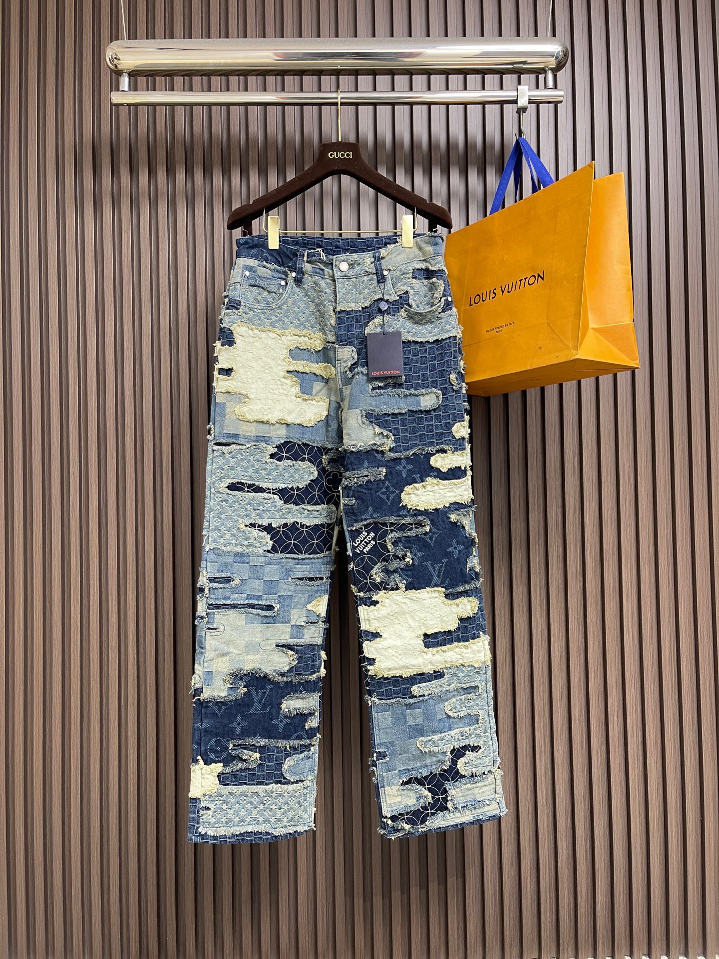 🛒🛒LV 元素提花重工拼接破坏牛仔裤，这款路易威登拼接牛仔裤采用多重工艺打造，主体以重磅牛仔布为基底，融