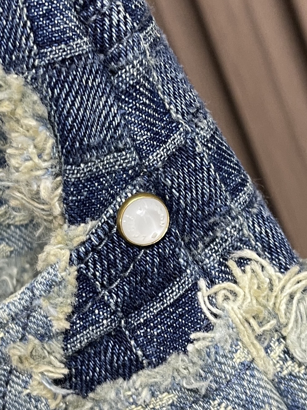 🛒🛒LV 元素提花重工拼接破坏牛仔裤，这款路易威登拼接牛仔裤采用多重工艺打造，主体以重磅牛仔布为基底，融