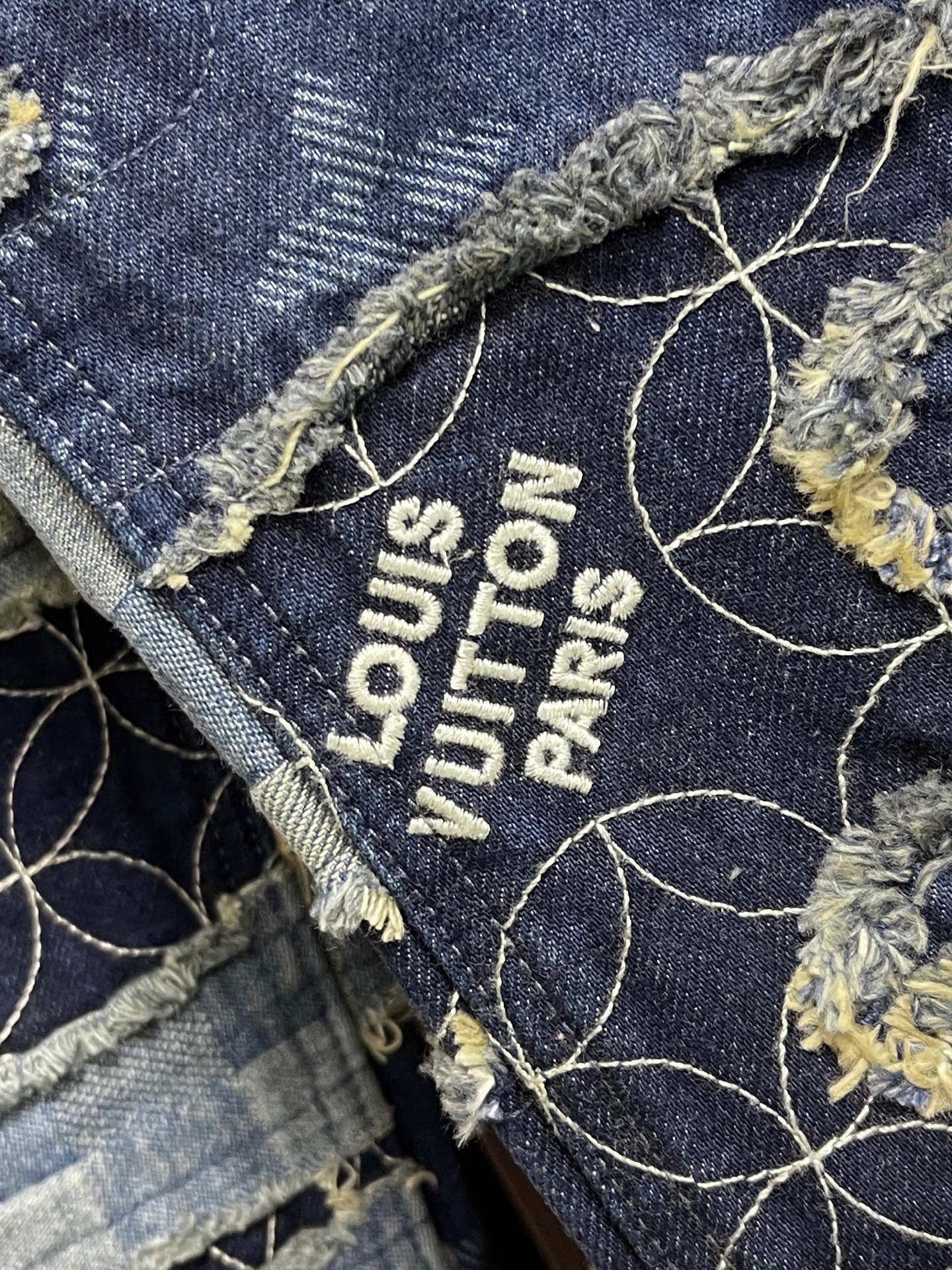 🛒🛒LV 元素提花重工拼接破坏牛仔裤，这款路易威登拼接牛仔裤采用多重工艺打造，主体以重磅牛仔布为基底，融