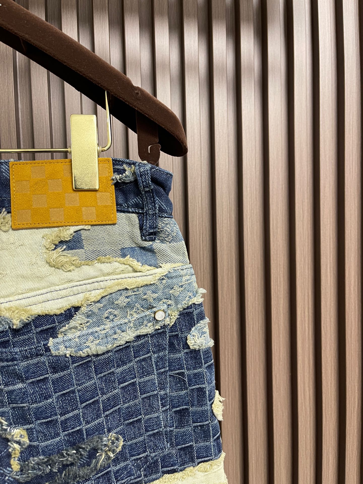 🛒🛒LV 元素提花重工拼接破坏牛仔裤，这款路易威登拼接牛仔裤采用多重工艺打造，主体以重磅牛仔布为基底，融