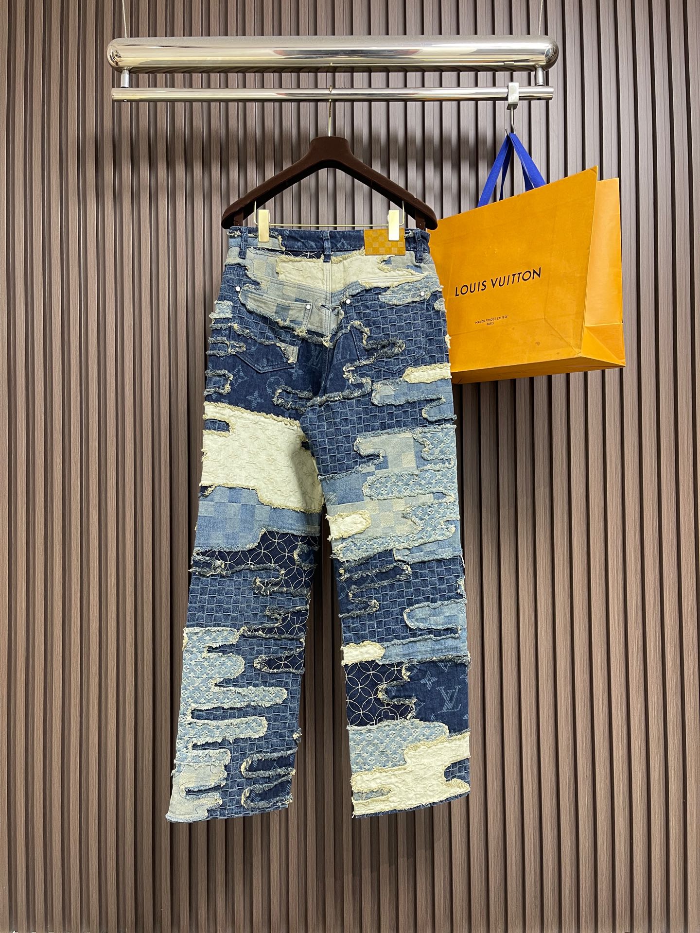 🛒🛒LV 元素提花重工拼接破坏牛仔裤，这款路易威登拼接牛仔裤采用多重工艺打造，主体以重磅牛仔布为基底，融