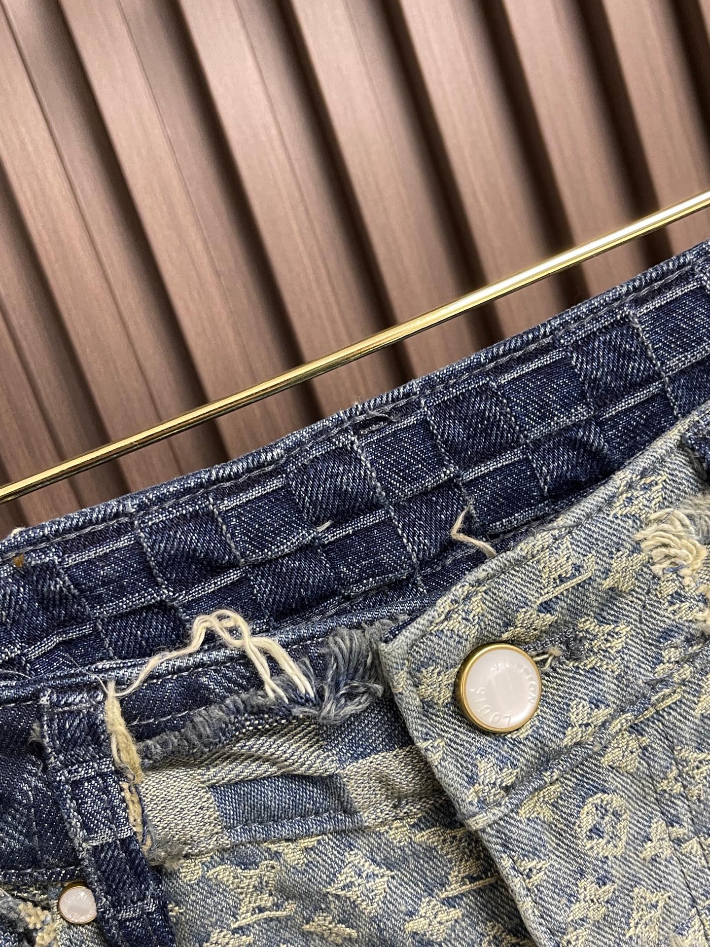 🛒🛒LV 元素提花重工拼接破坏牛仔裤，这款路易威登拼接牛仔裤采用多重工艺打造，主体以重磅牛仔布为基底，融