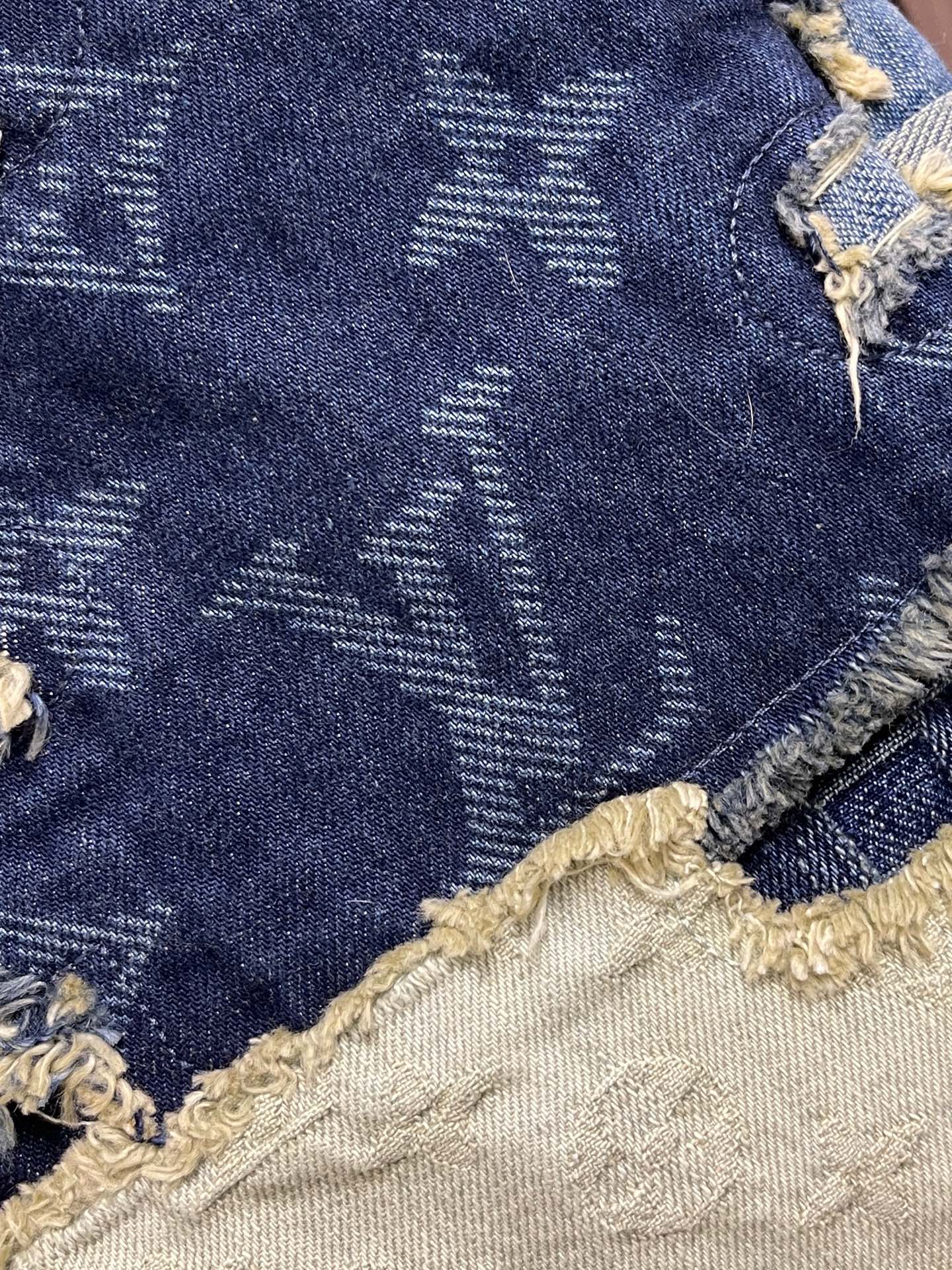 🛒🛒LV 元素提花重工拼接破坏牛仔裤，这款路易威登拼接牛仔裤采用多重工艺打造，主体以重磅牛仔布为基底，融