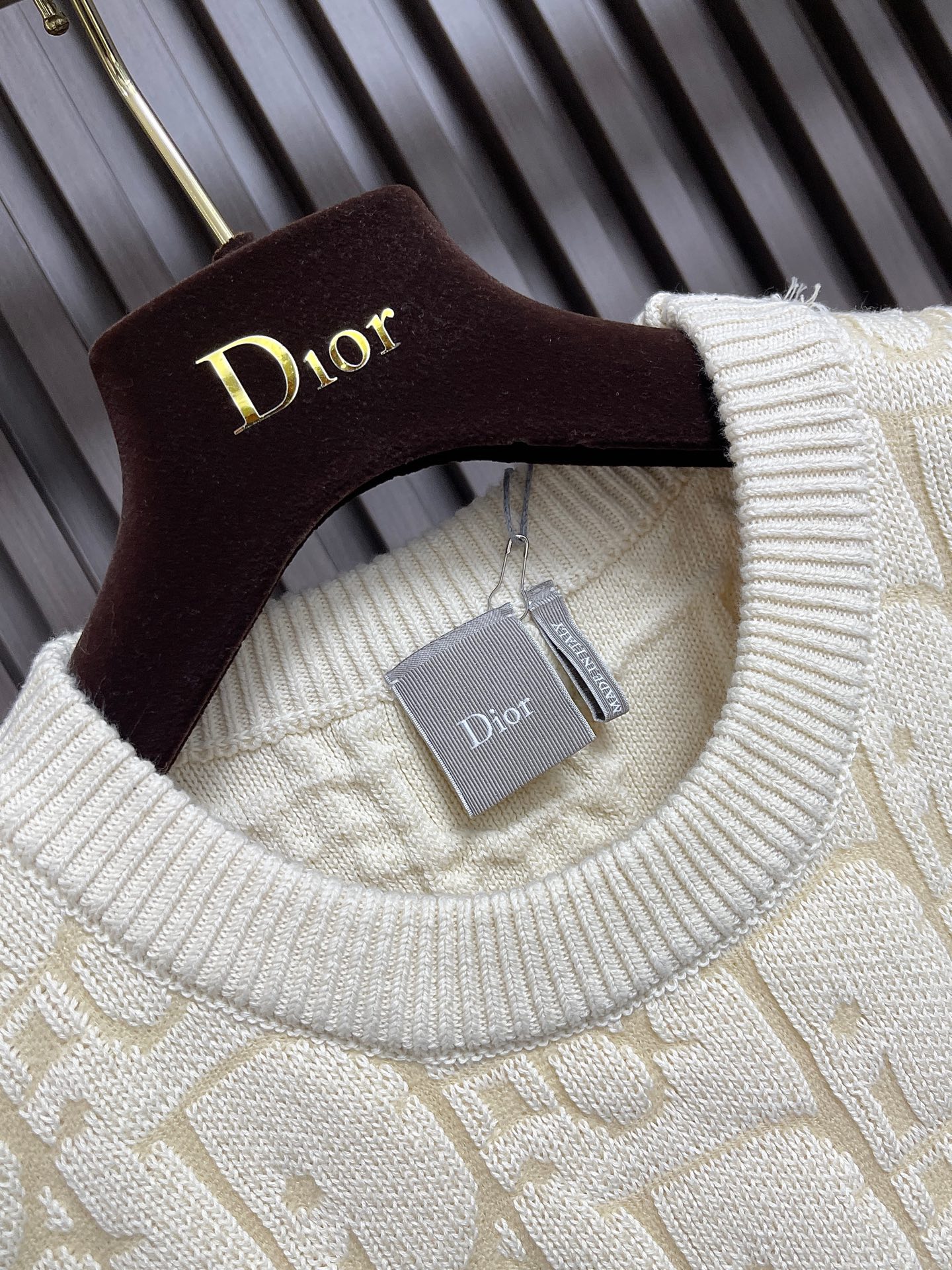 🛒🛒Dior 字母提花针织毛衣，这款衣服采用精选优质面料制作，触感柔软亲肤，透气性与舒适度俱佳，日常穿着