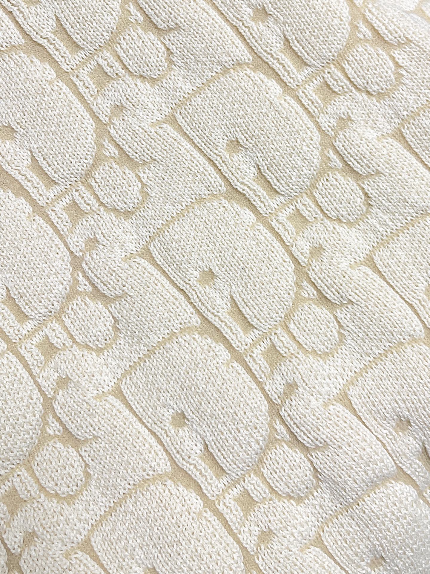 🛒🛒Dior 字母提花针织毛衣，这款衣服采用精选优质面料制作，触感柔软亲肤，透气性与舒适度俱佳，日常穿着