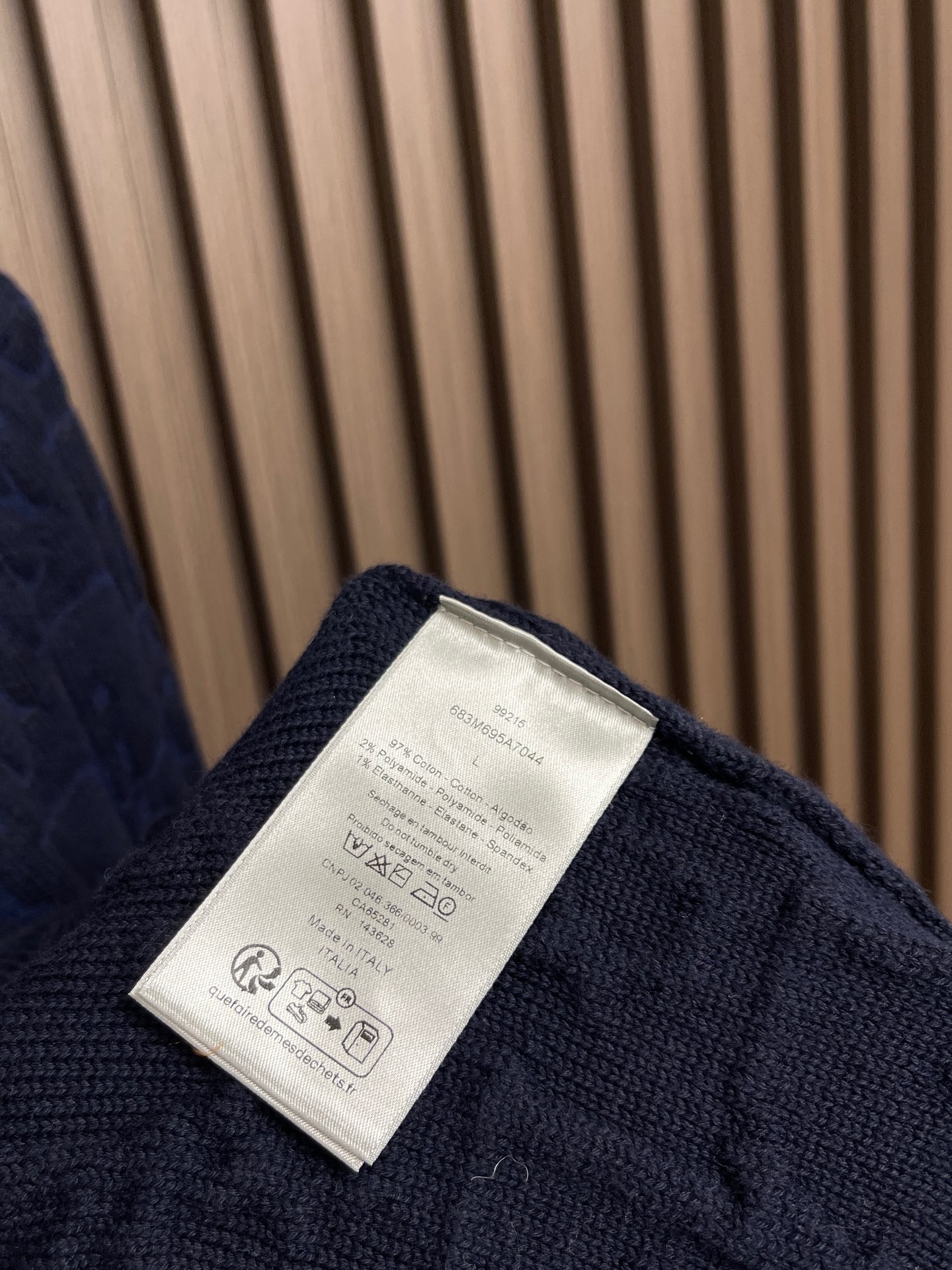 🛒🛒Dior 字母提花针织毛衣，这款衣服采用精选优质面料制作，触感柔软亲肤，透气性与舒适度俱佳，日常穿着