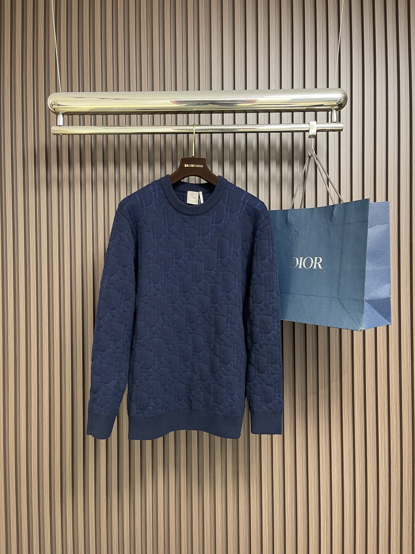 🛒🛒Dior 字母提花针织毛衣，这款衣服采用精选优质面料制作，触感柔软亲肤，透气性与舒适度俱佳，日常穿着